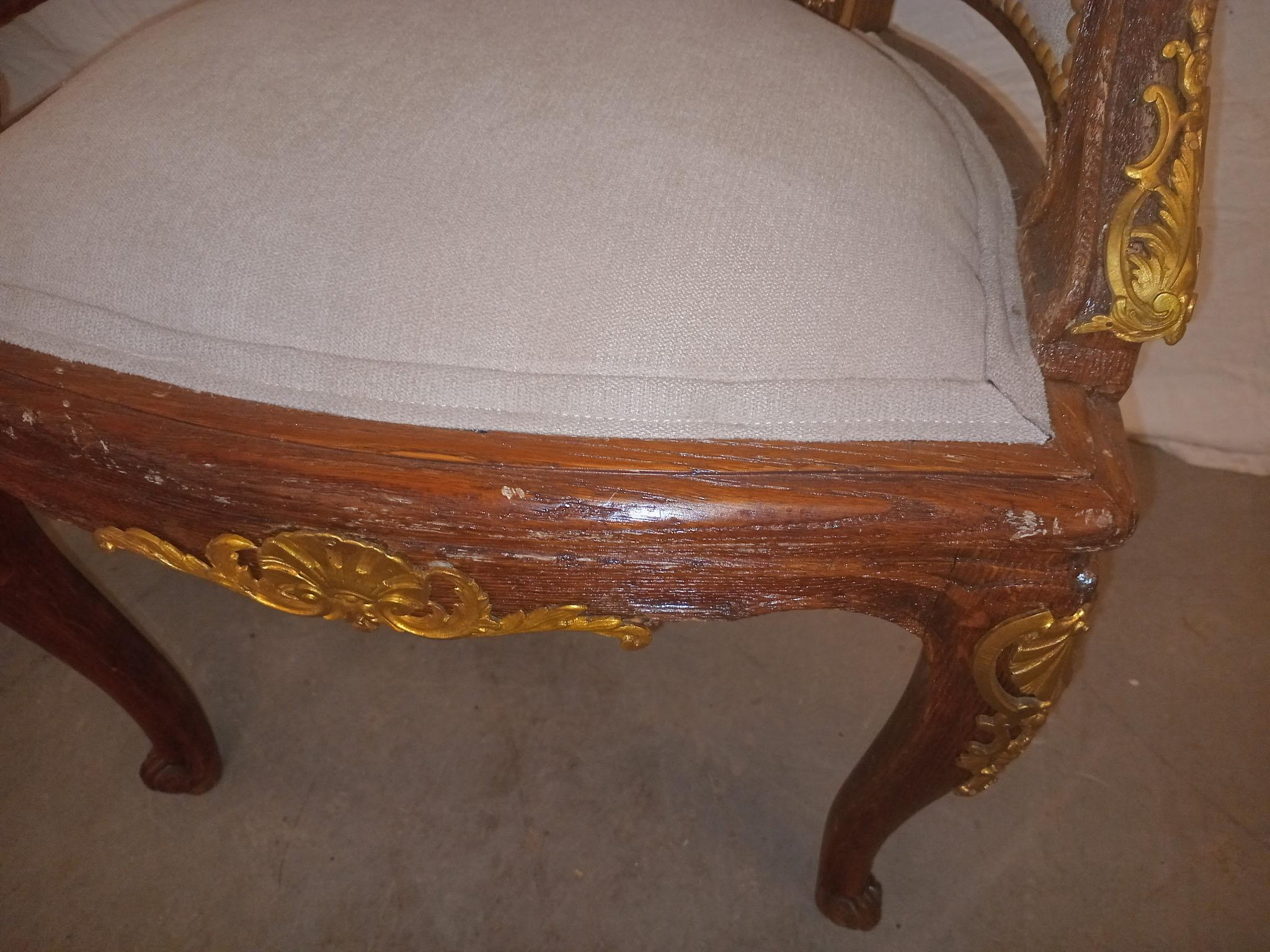 XX secolo Coppia di sedie da salotto francesi Luigi XVI con ormeggio in bronzo. in vendita