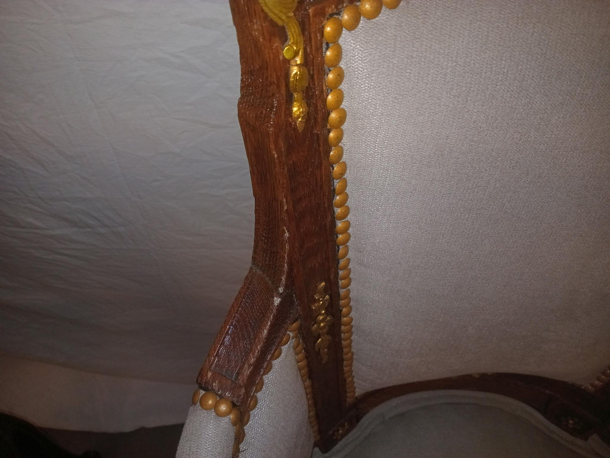 Legno Coppia di sedie da salotto francesi Luigi XVI con ormeggio in bronzo. in vendita