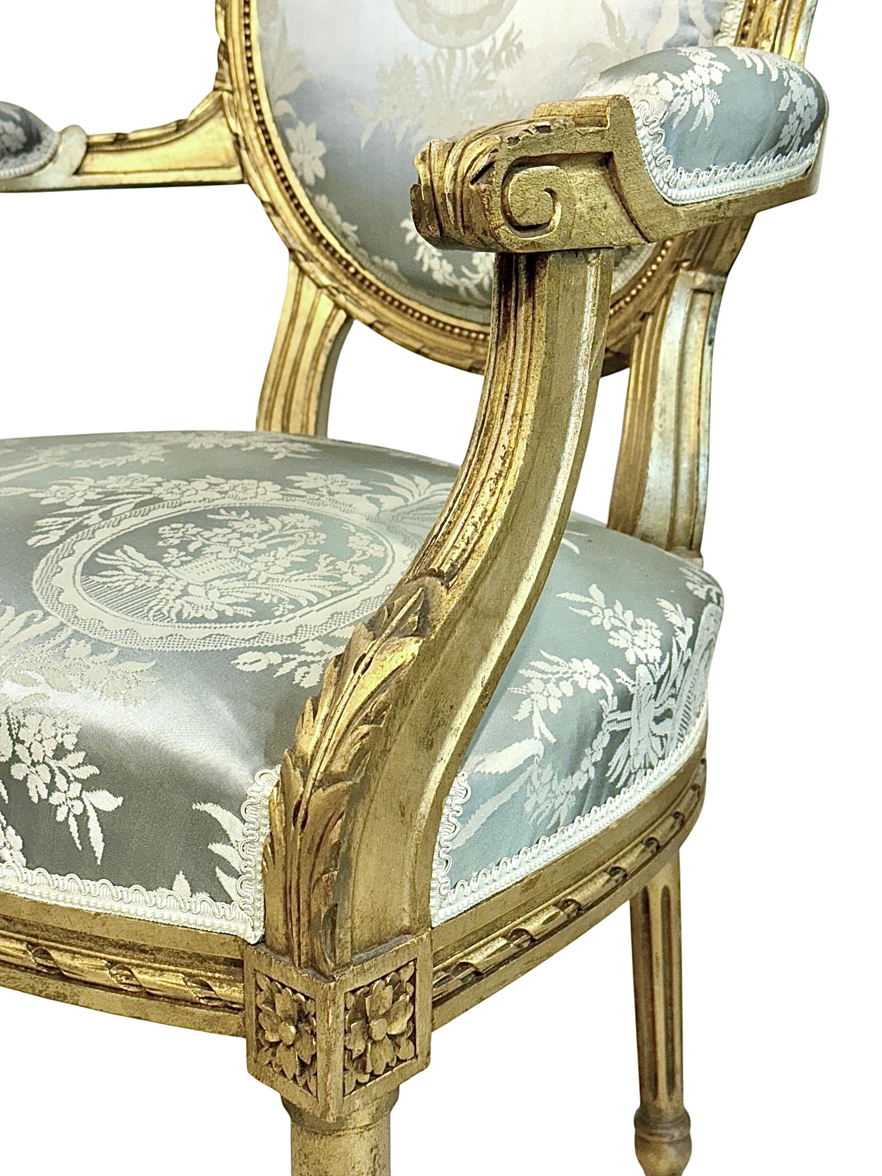Pareja de sillones Luis XVI de madera tallada y dorada con medallón en venta 4