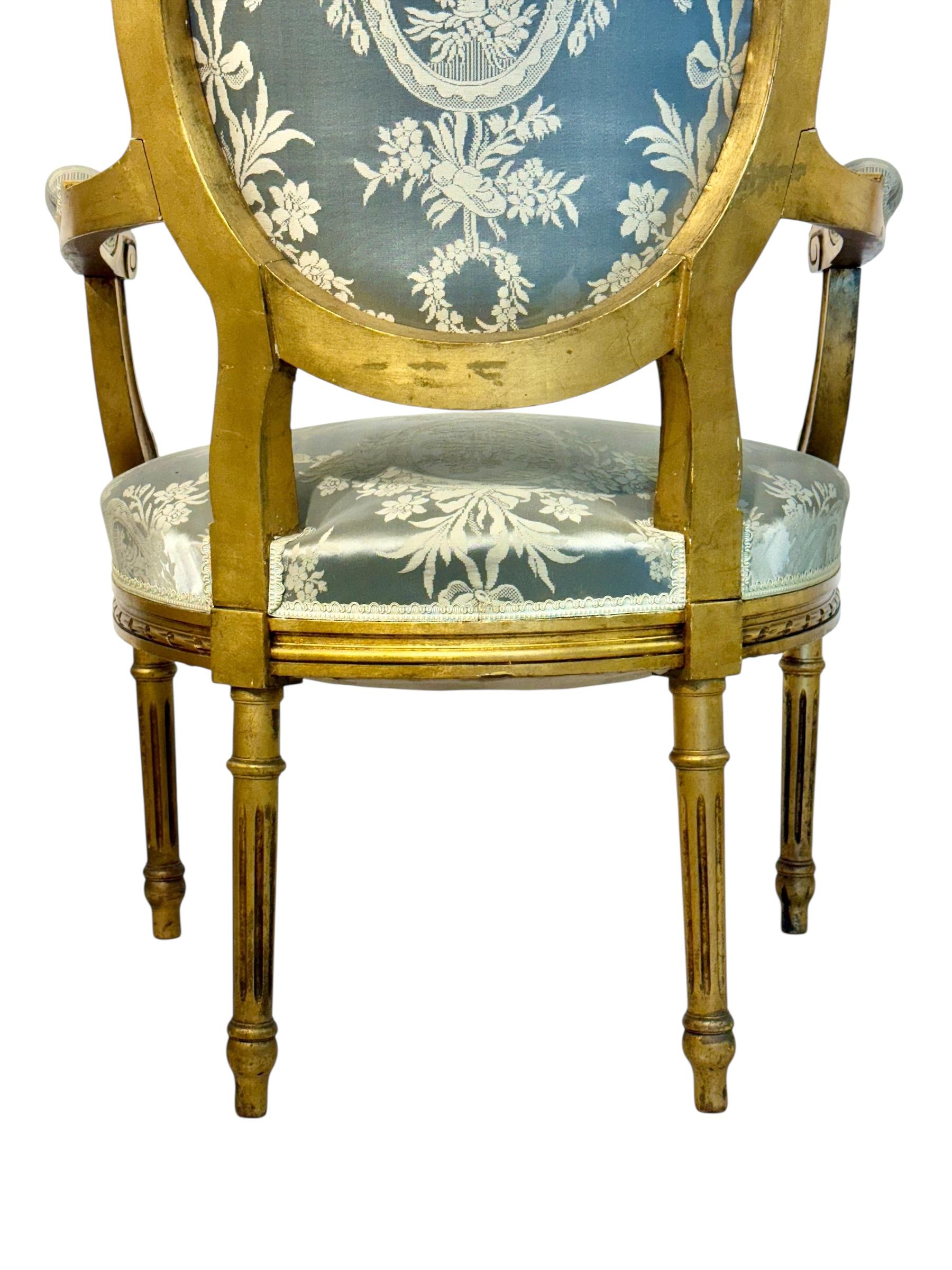 Pareja de sillones Luis XVI de madera tallada y dorada con medallón en venta 6