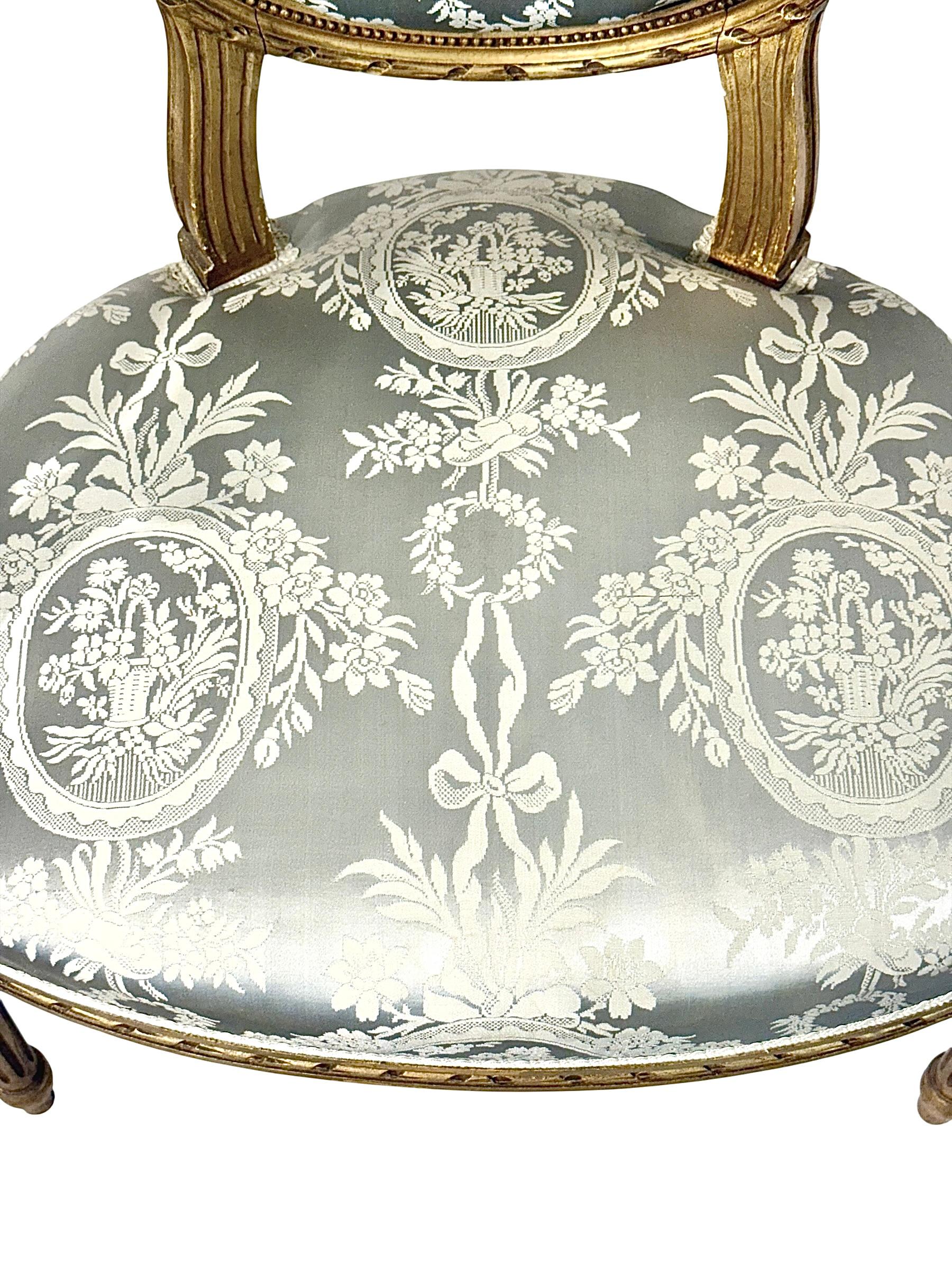 Pareja de sillones Luis XVI de madera tallada y dorada con medallón en venta 8