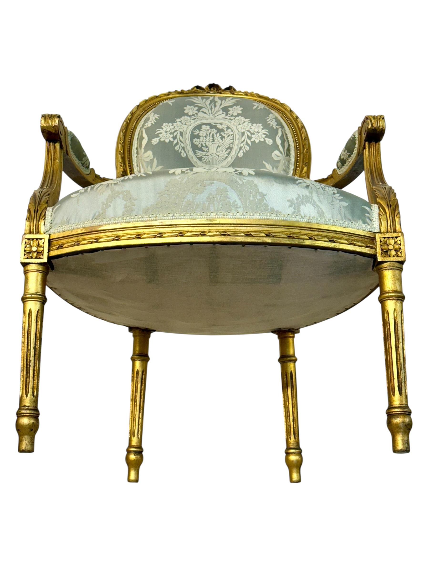 Pareja de sillones Luis XVI de madera tallada y dorada con medallón en venta 10