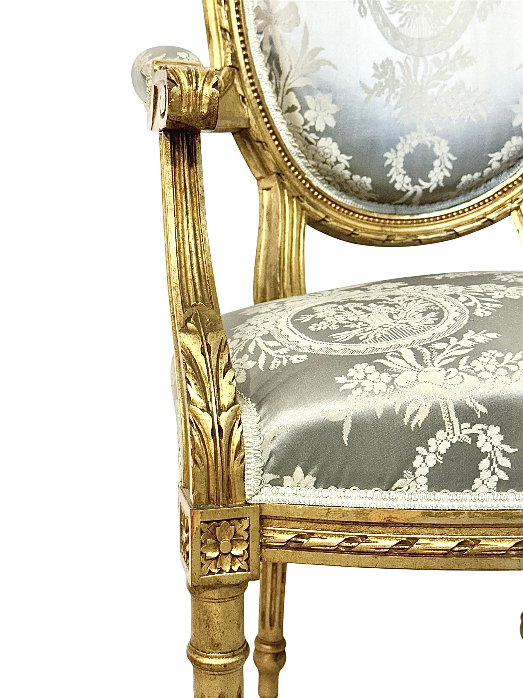 Pareja de sillones Luis XVI de madera tallada y dorada con medallón en venta 11