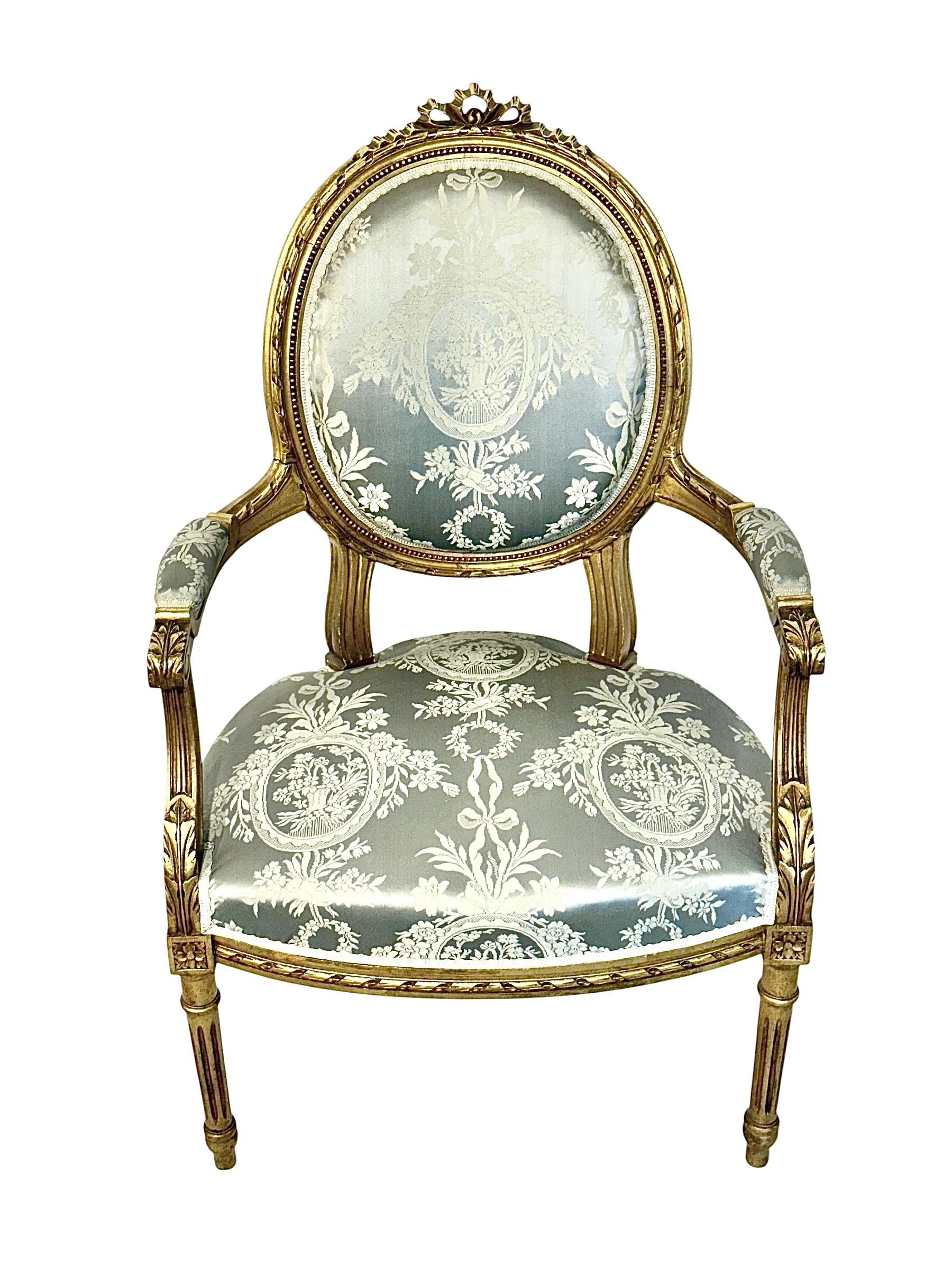 Pareja de sillones Luis XVI de madera tallada y dorada con medallón en venta 12