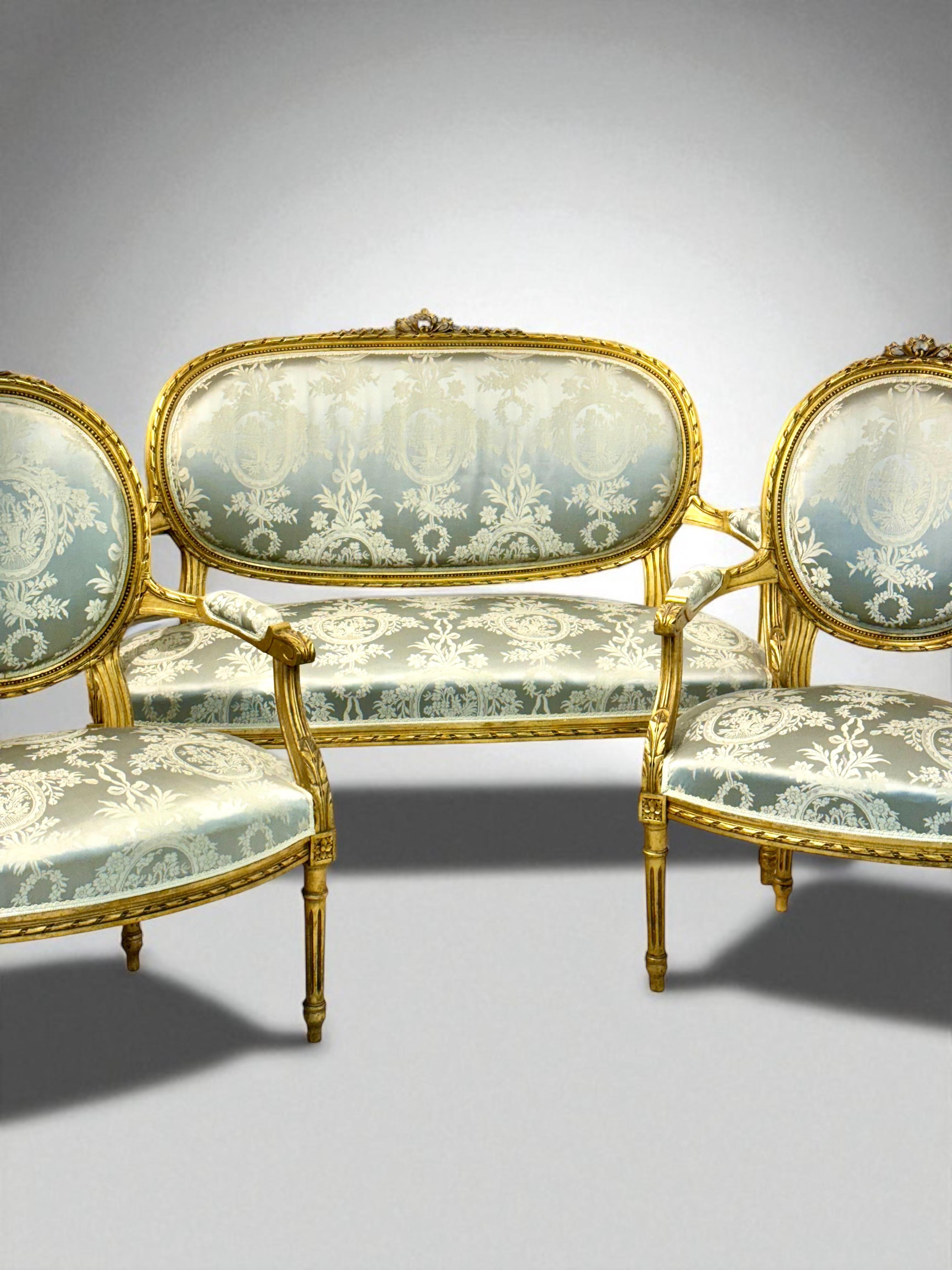 Pareja de sillones Luis XVI de madera tallada y dorada con medallón en venta 13
