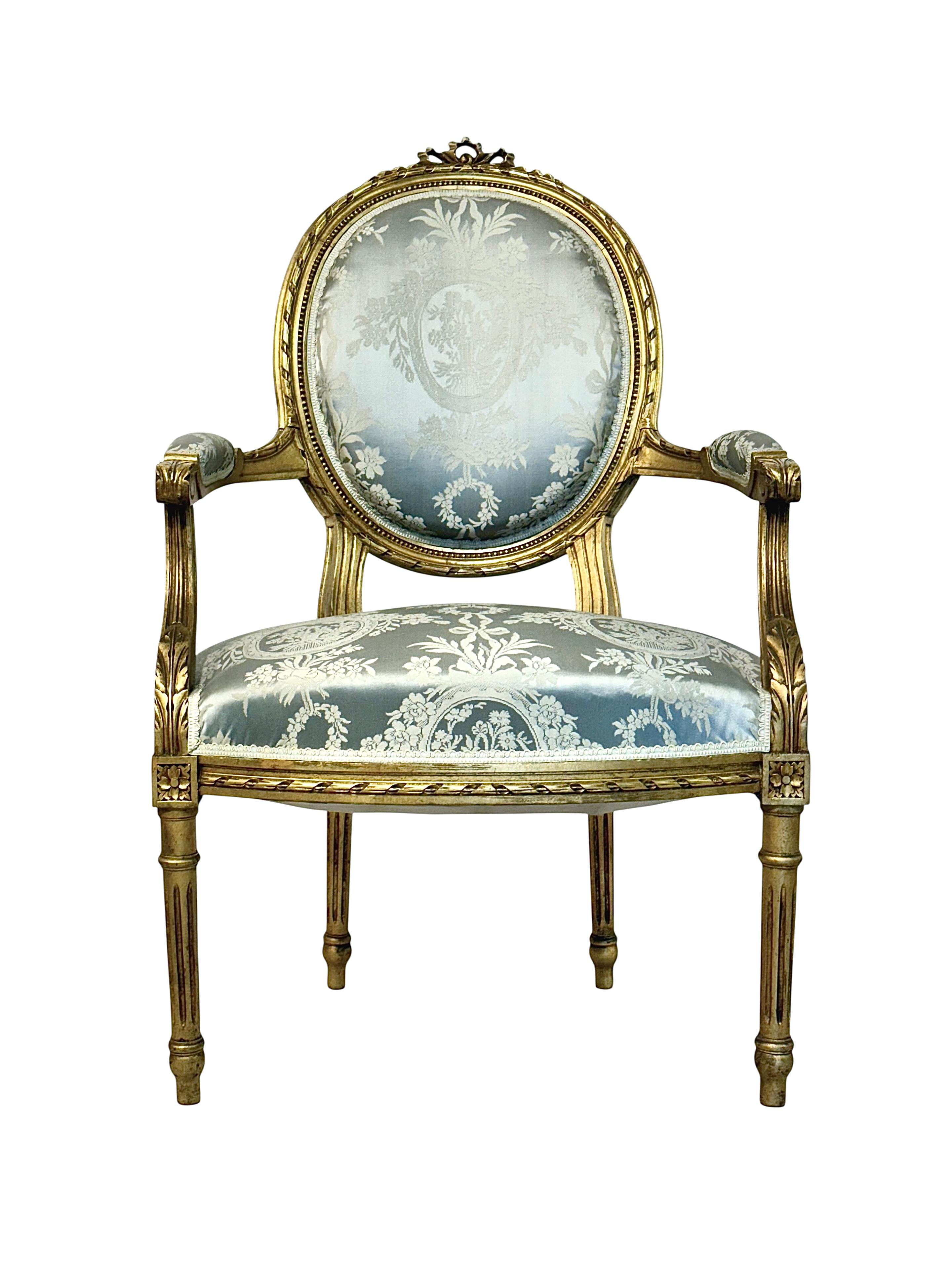 Pareja de sillones Luis XVI de madera tallada y dorada con medallón Francés en venta