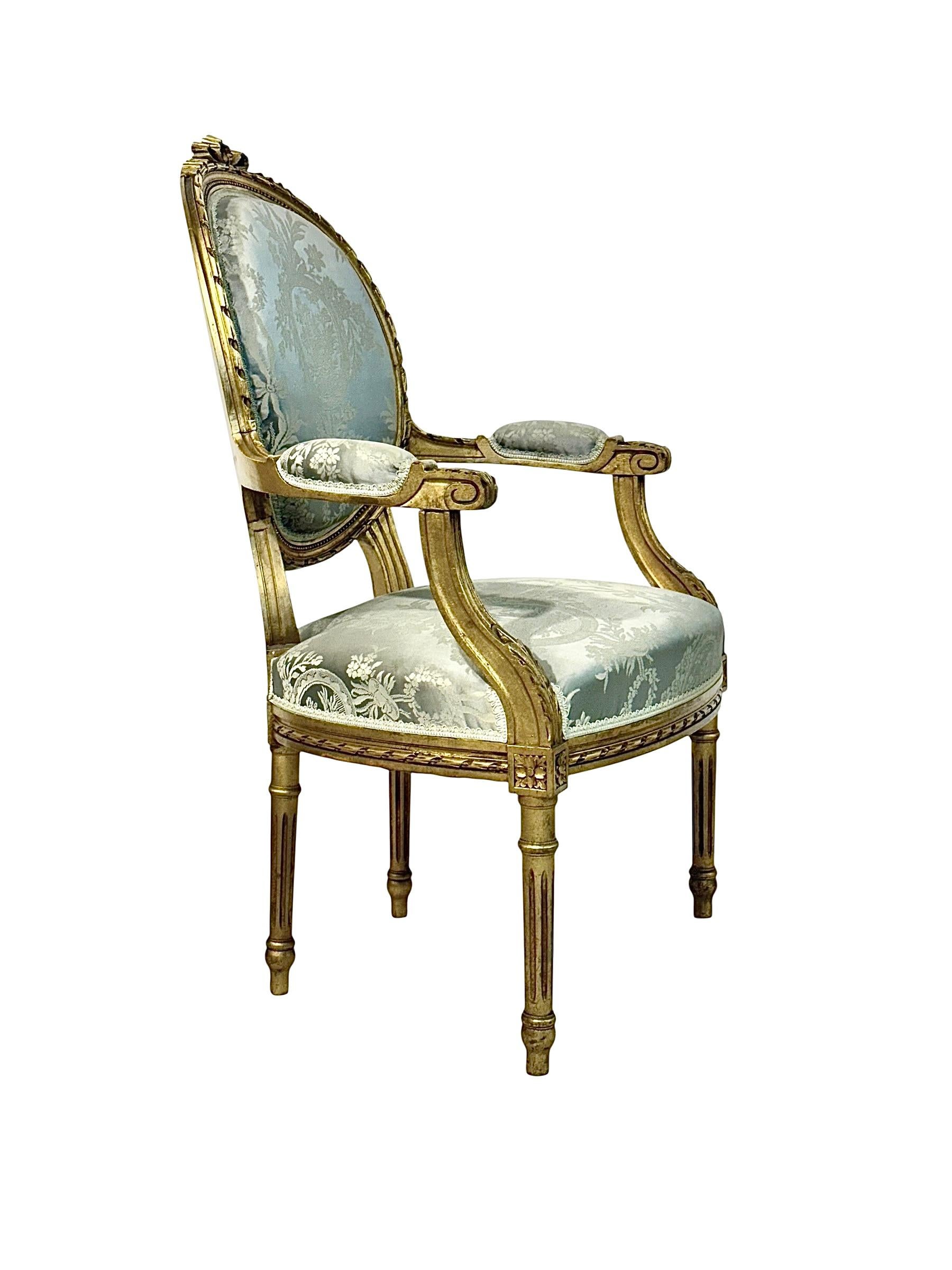 Pareja de sillones Luis XVI de madera tallada y dorada con medallón en Excelente estado para la venta en LA CIOTAT, FR