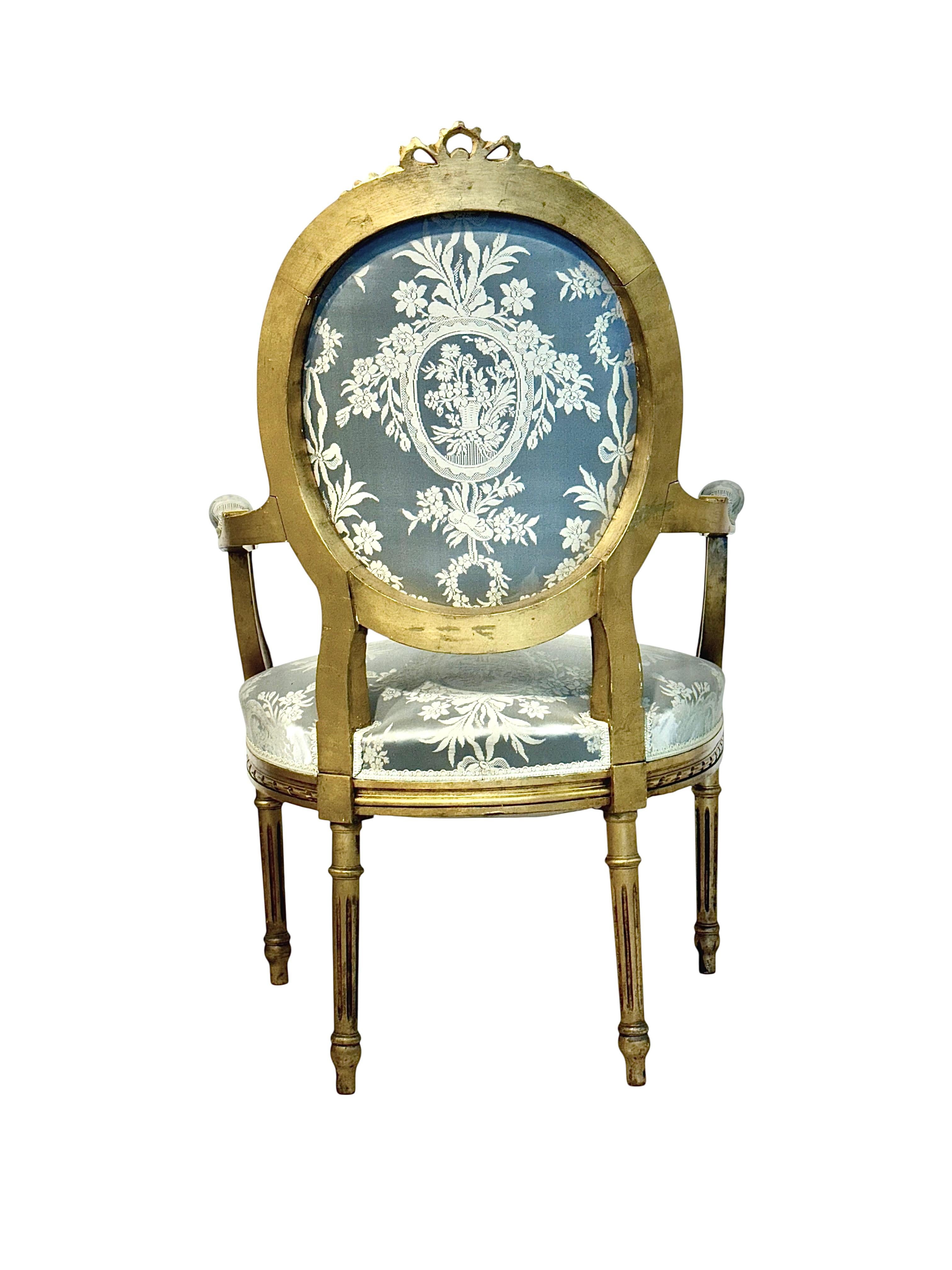 Pareja de sillones Luis XVI de madera tallada y dorada con medallón en venta 1