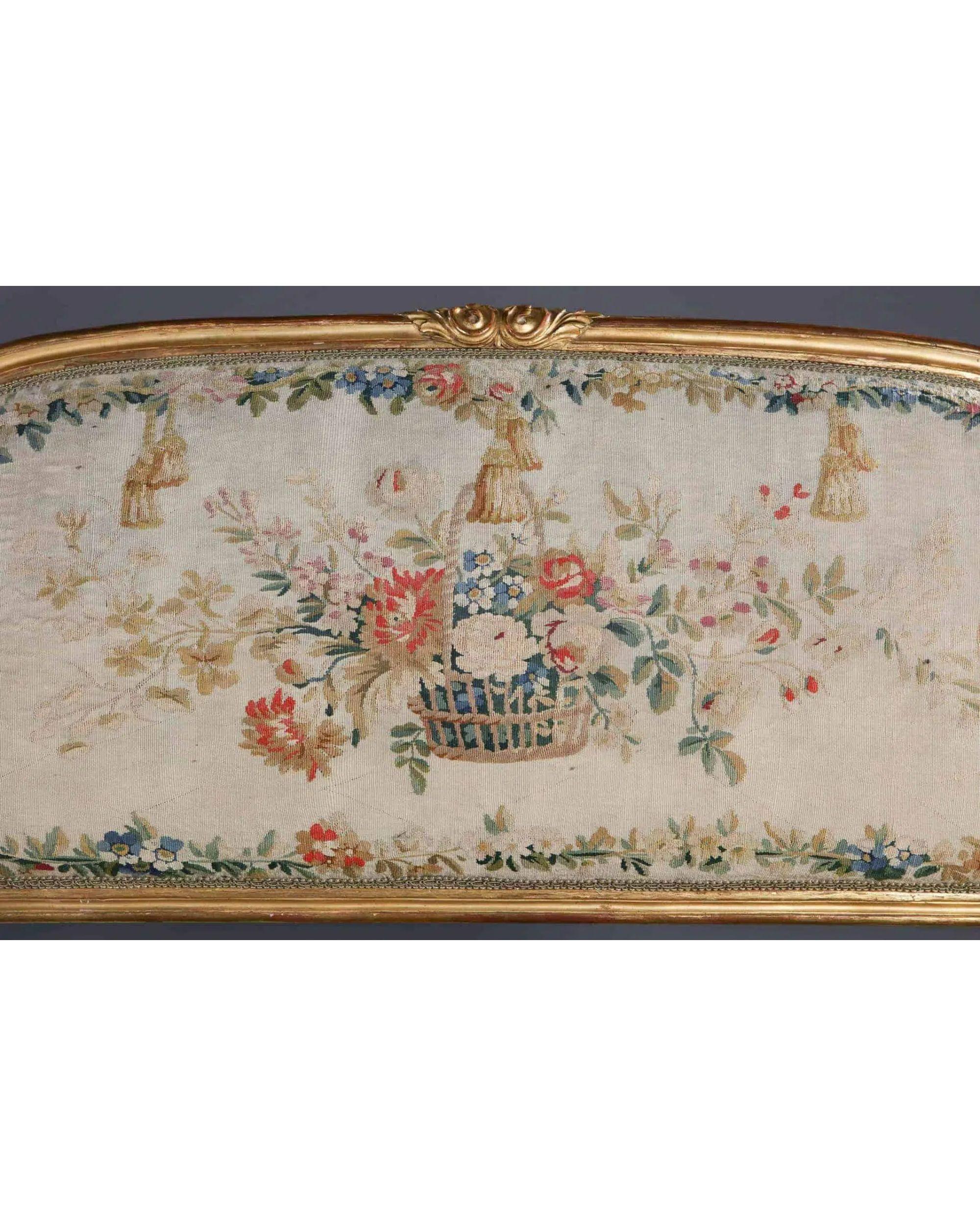 Pareja de canapés neoclásicos Luis XVI de finales del siglo XVIII, con calidad de museo, que conservan su tapicería original de petit point del siglo XVIII. Los marcos con detalles tallados neoclásicos, el respaldo perfilado con brazos tapizados, el