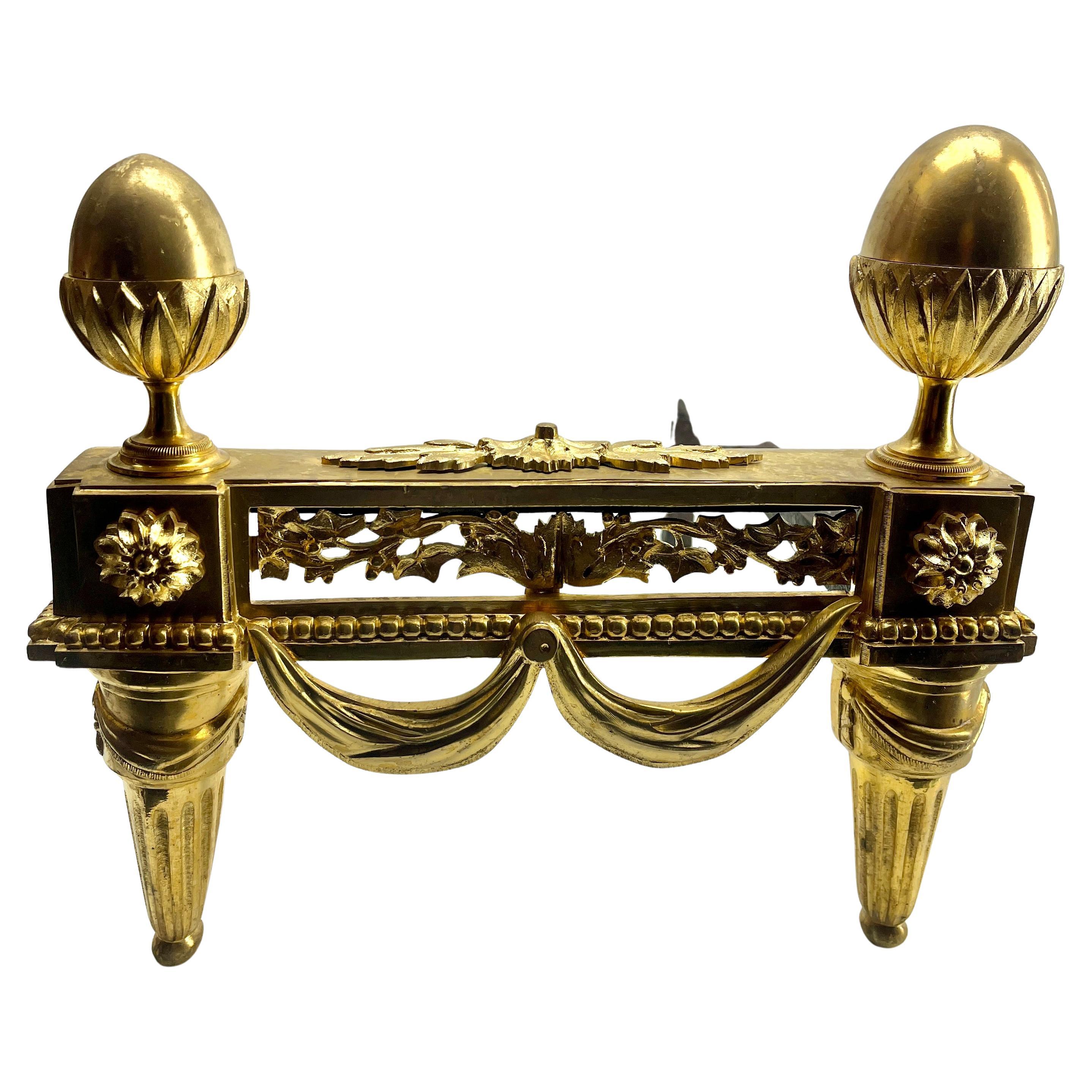 Coppia di androni Luigi XVI in bronzo dorato e ferro battuto.
Di stile neoclassico, sono di ottima qualità.
Basi scanalate decorate con passamanerie, trabeazione a fregio d'acanto e pinnacoli a pigna.
I frontali in bronzo dorato sono fissati a