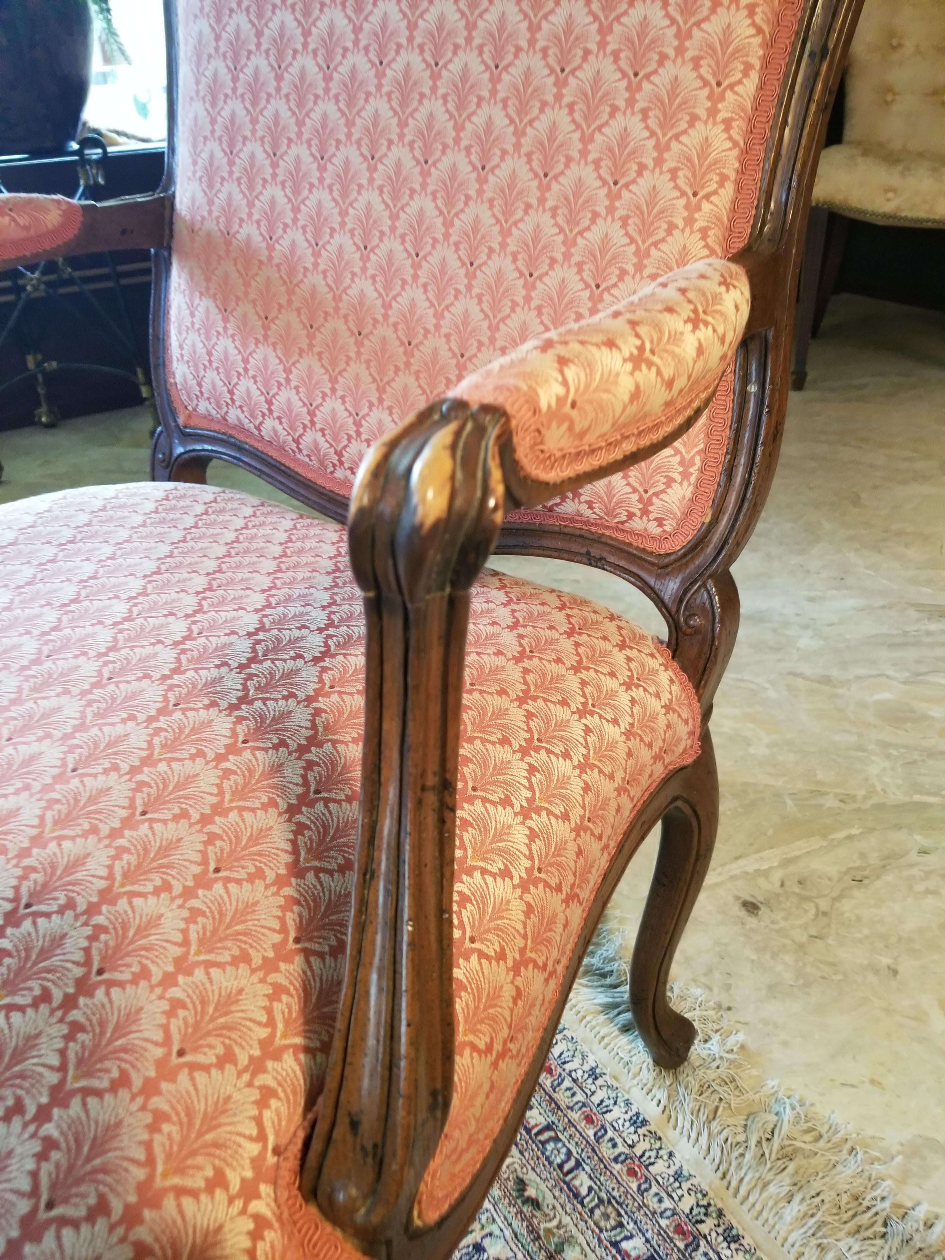 Paire de fauteuils ou bergères Louis XVI en chêne et tapissés, XXe siècle.
 