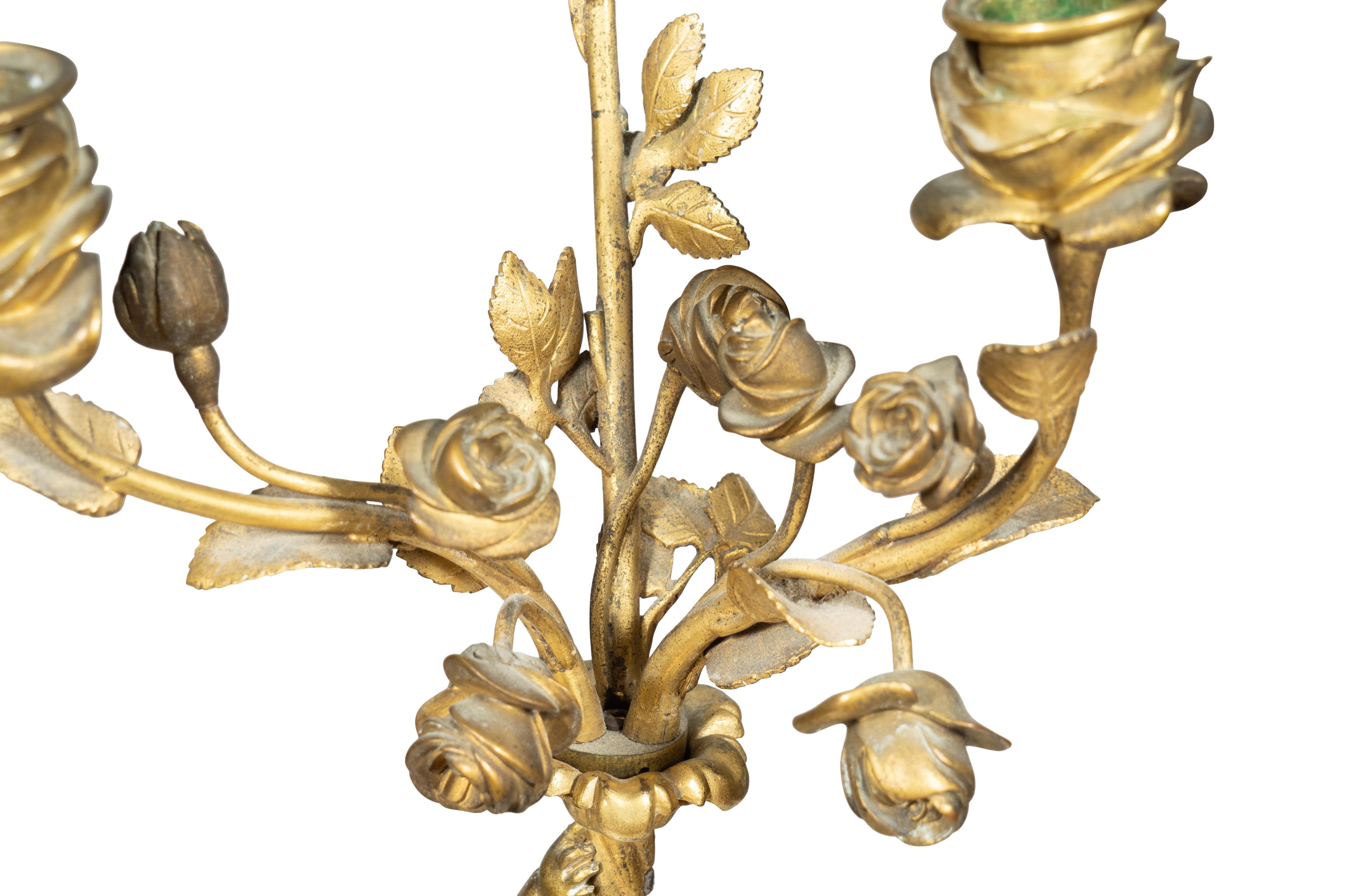 Coppia di candelabri Luigi XVI in ormolu e marmo in vendita 7