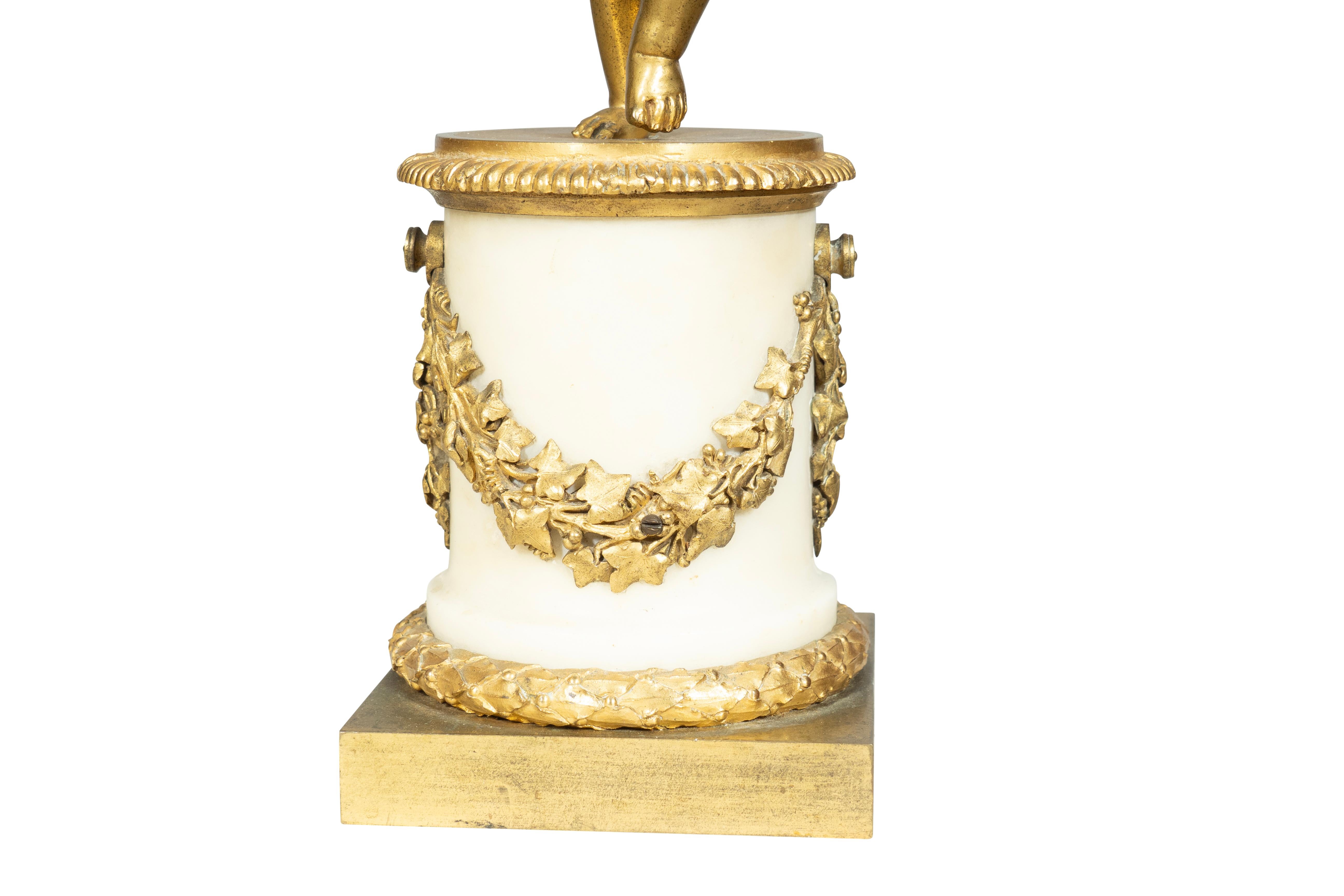 Bronzo Coppia di candelabri Luigi XVI in ormolu e marmo in vendita