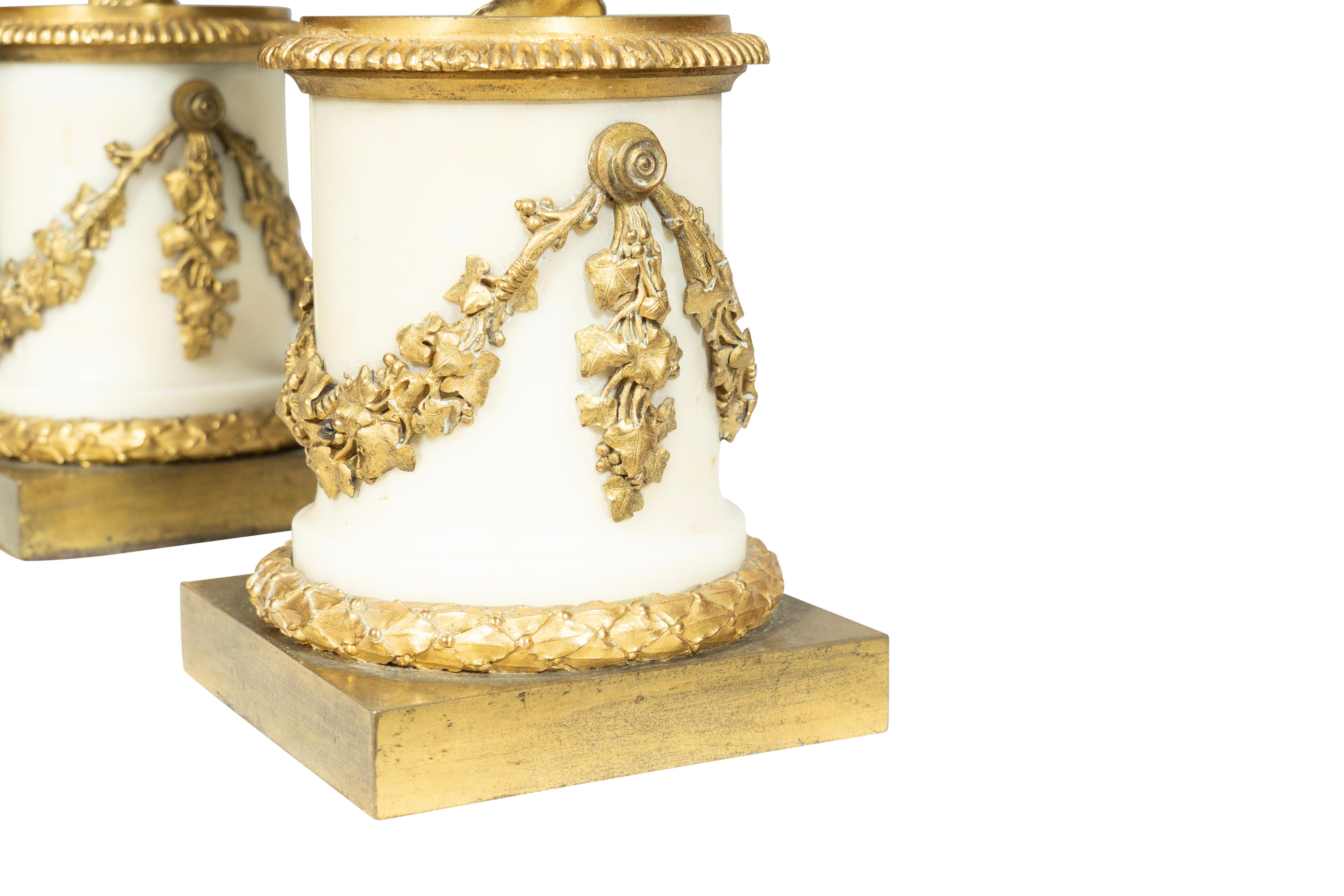 Coppia di candelabri Luigi XVI in ormolu e marmo in vendita 1