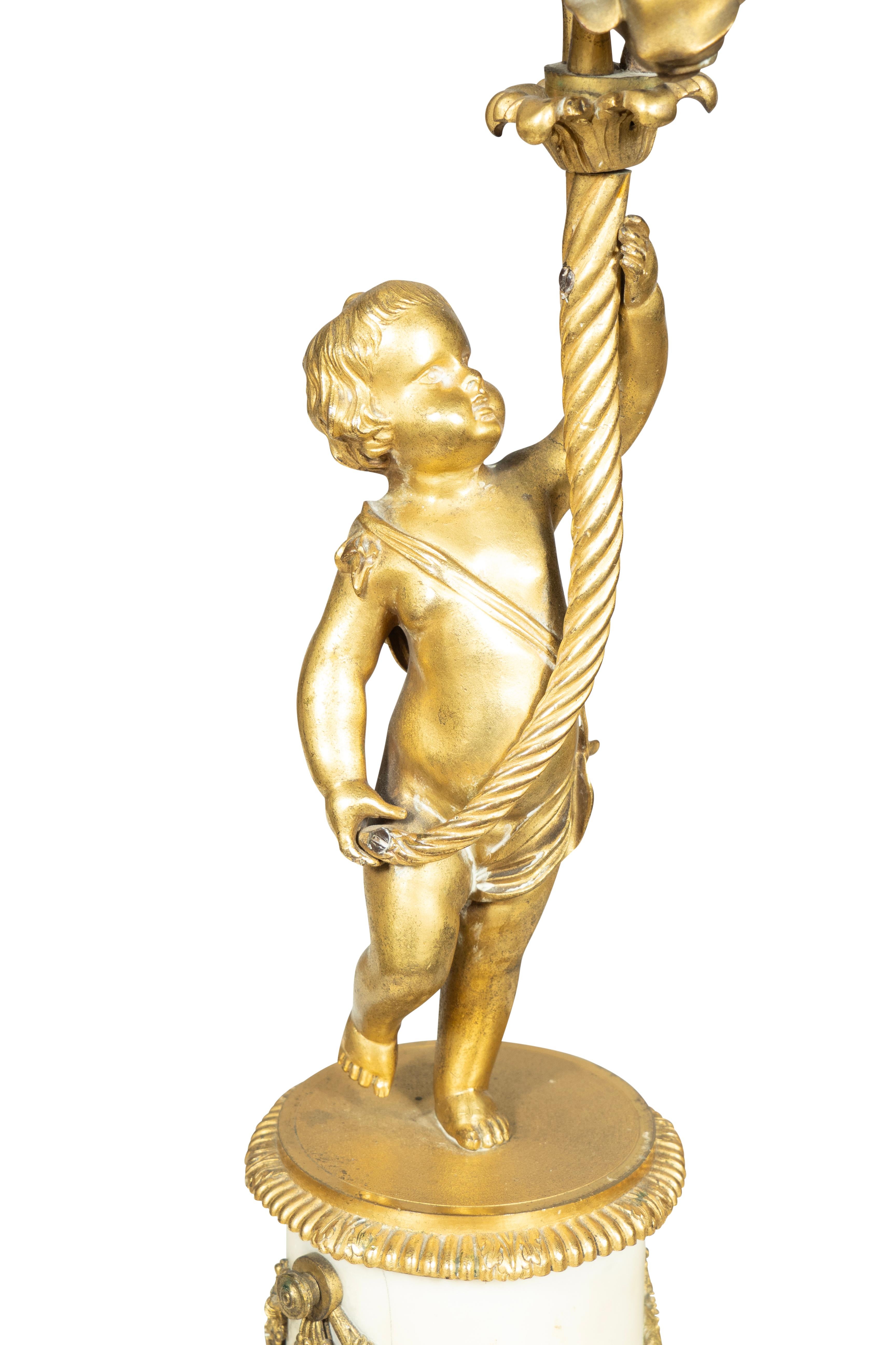 Coppia di candelabri Luigi XVI in ormolu e marmo in vendita 3