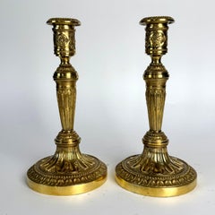 Pareja de candelabros de bronce ormoluado Luis XVI, Francia, Finales del siglo XVIII