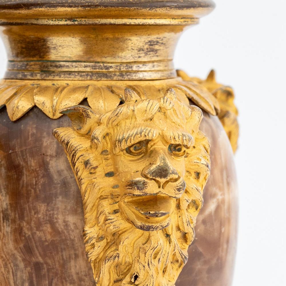 Louis XVI Paar Ormolu montiert ägyptischen Alabaster Tripod abgedeckt Urnen, Ende des 18. 11,75