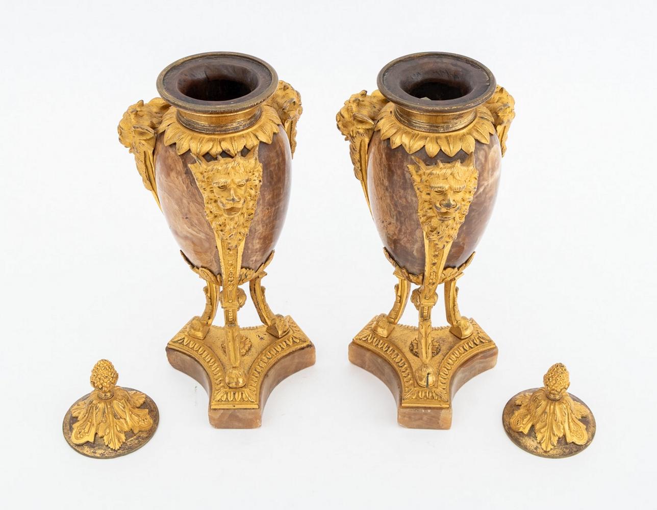 Paar Louis XVI Urnen aus Ormolu und ägyptischem Alabaster (Neoklassisch) im Angebot
