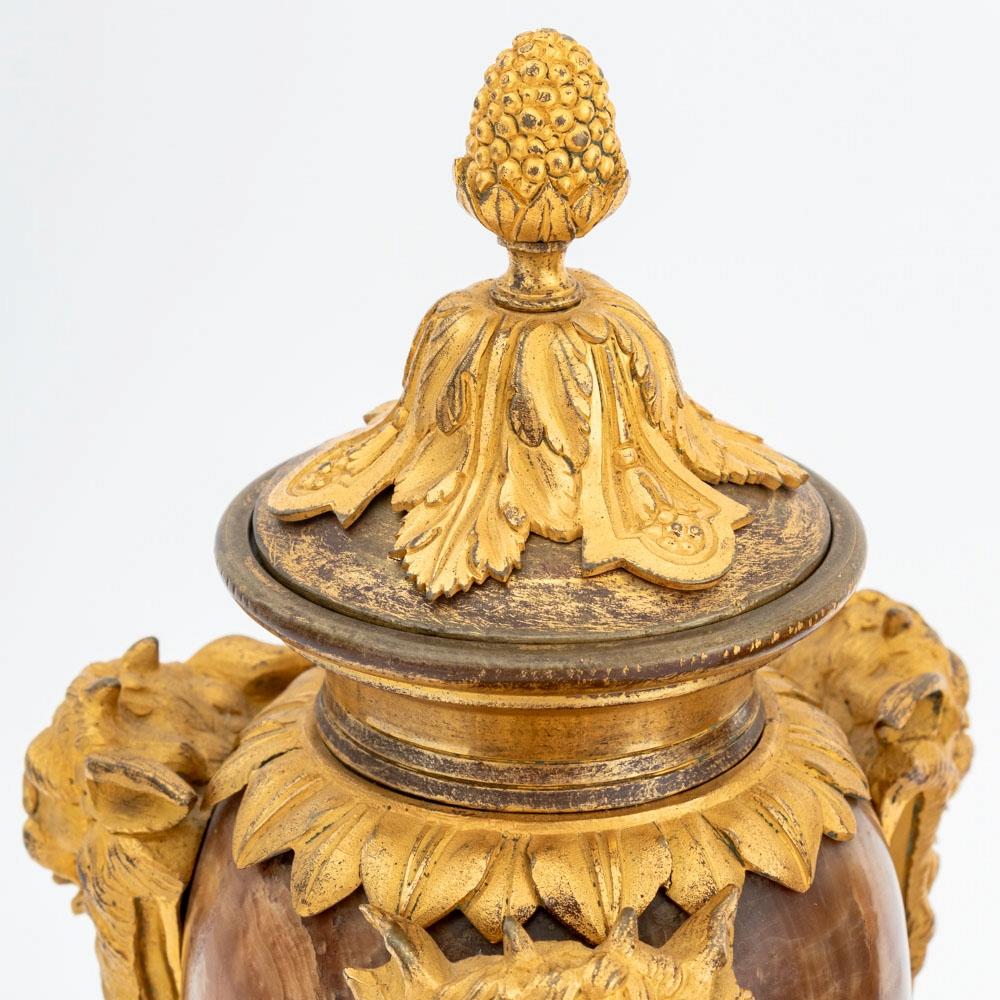 Paar Louis XVI Urnen aus Ormolu und ägyptischem Alabaster (Französisch) im Angebot