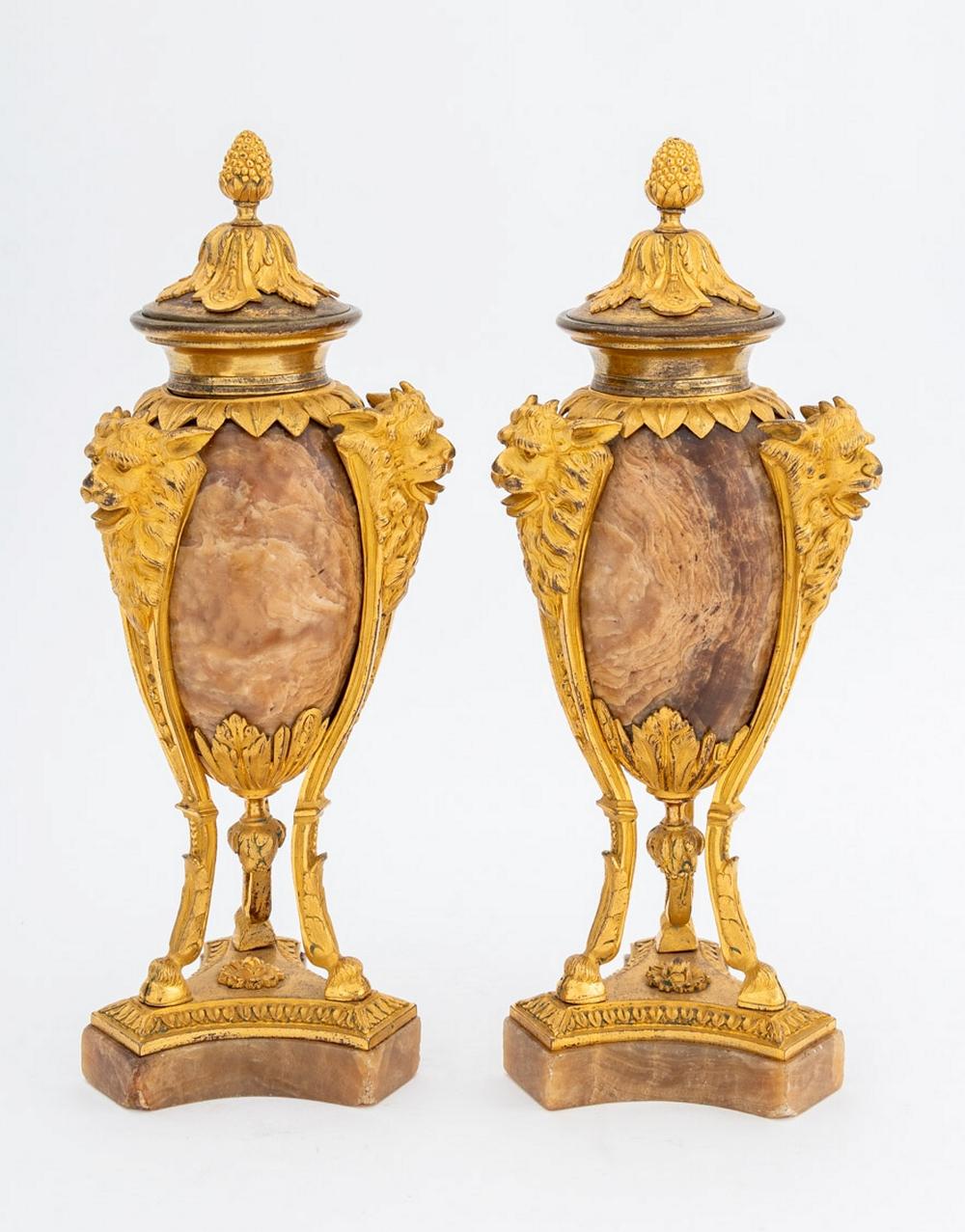 Paar Louis XVI Urnen aus Ormolu und ägyptischem Alabaster (Geschnitzt) im Angebot