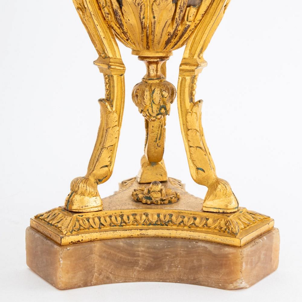 Paar Louis XVI Urnen aus Ormolu und ägyptischem Alabaster im Zustand „Gut“ im Angebot in Astoria, NY
