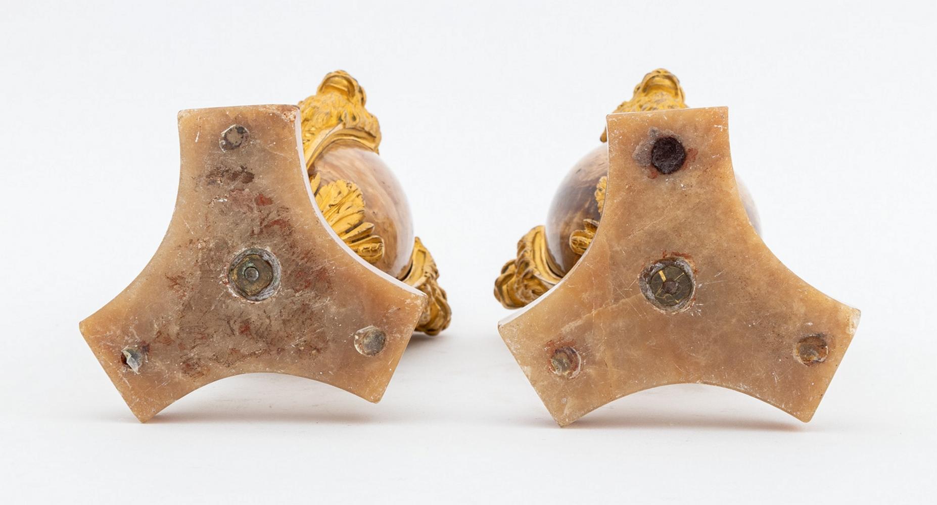 Paar Louis XVI Urnen aus Ormolu und ägyptischem Alabaster (18. Jahrhundert) im Angebot