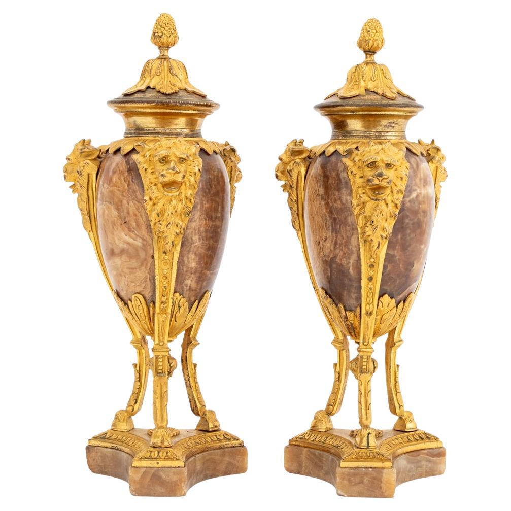 Paar Louis XVI Urnen aus Ormolu und ägyptischem Alabaster im Angebot