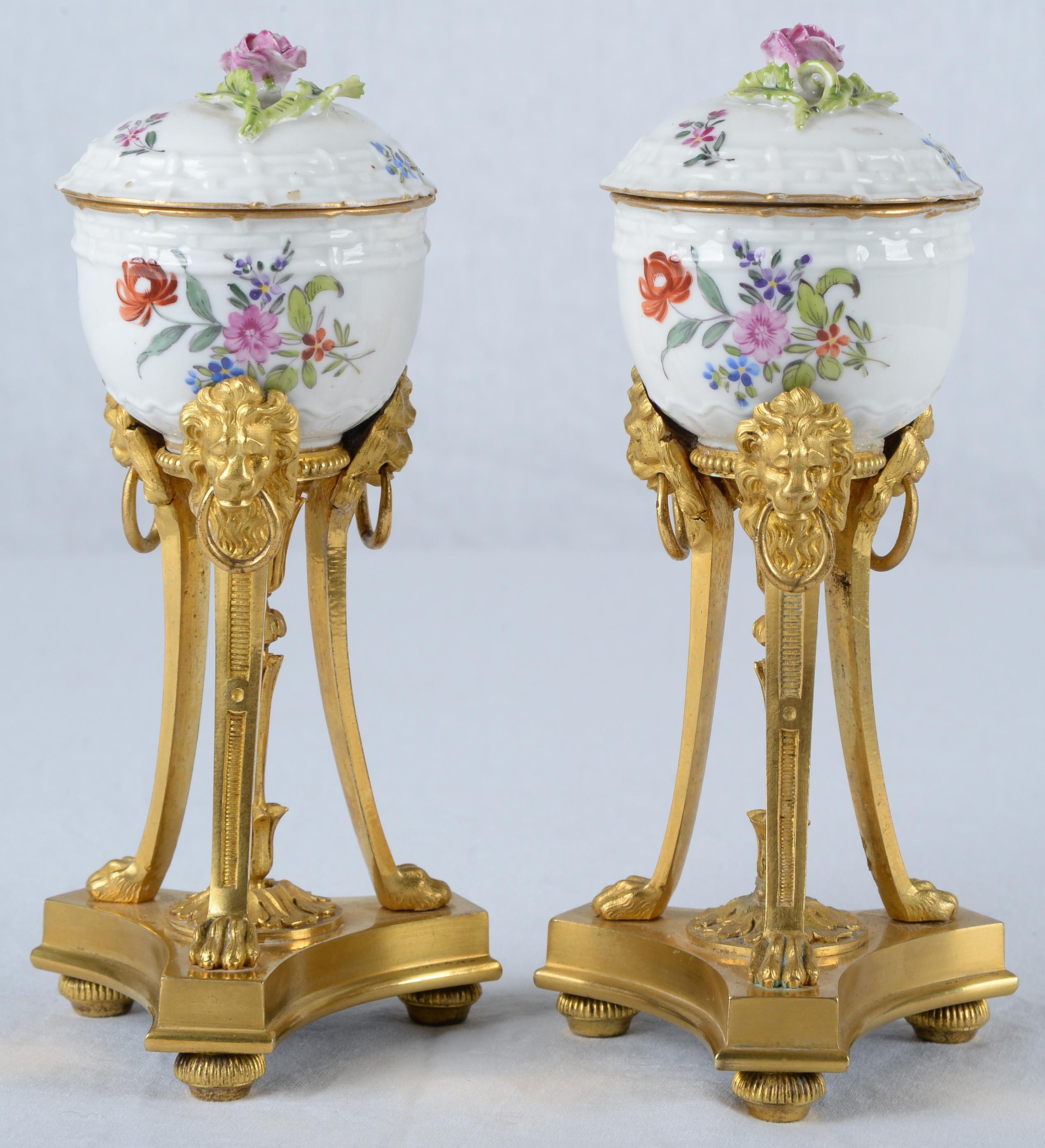 Francese Coppia di vasi di porcellana Chantilly Luigi XVI con montatura in ormolu in vendita
