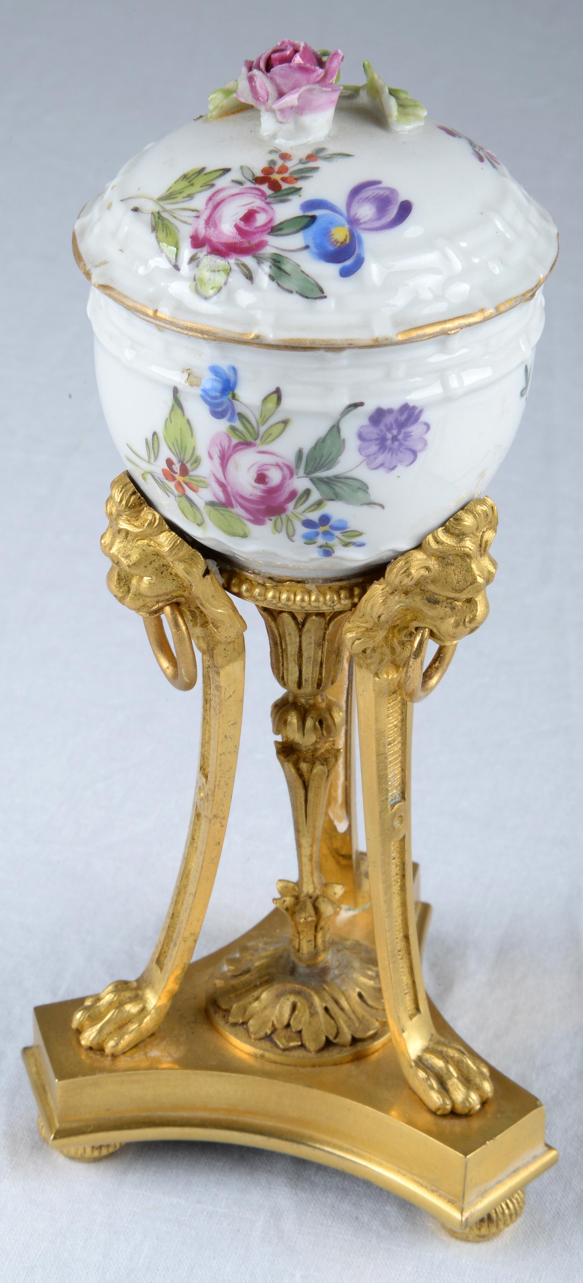 Porcellana Coppia di vasi di porcellana Chantilly Luigi XVI con montatura in ormolu in vendita