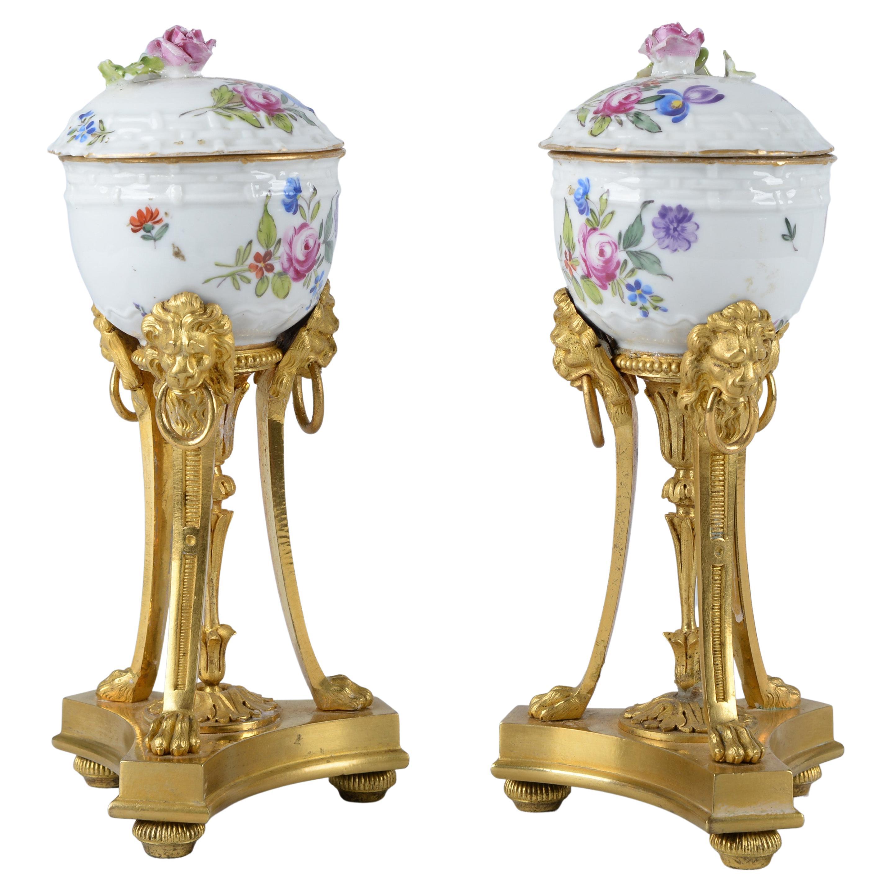 Coppia di vasi di porcellana Chantilly Luigi XVI con montatura in ormolu in vendita