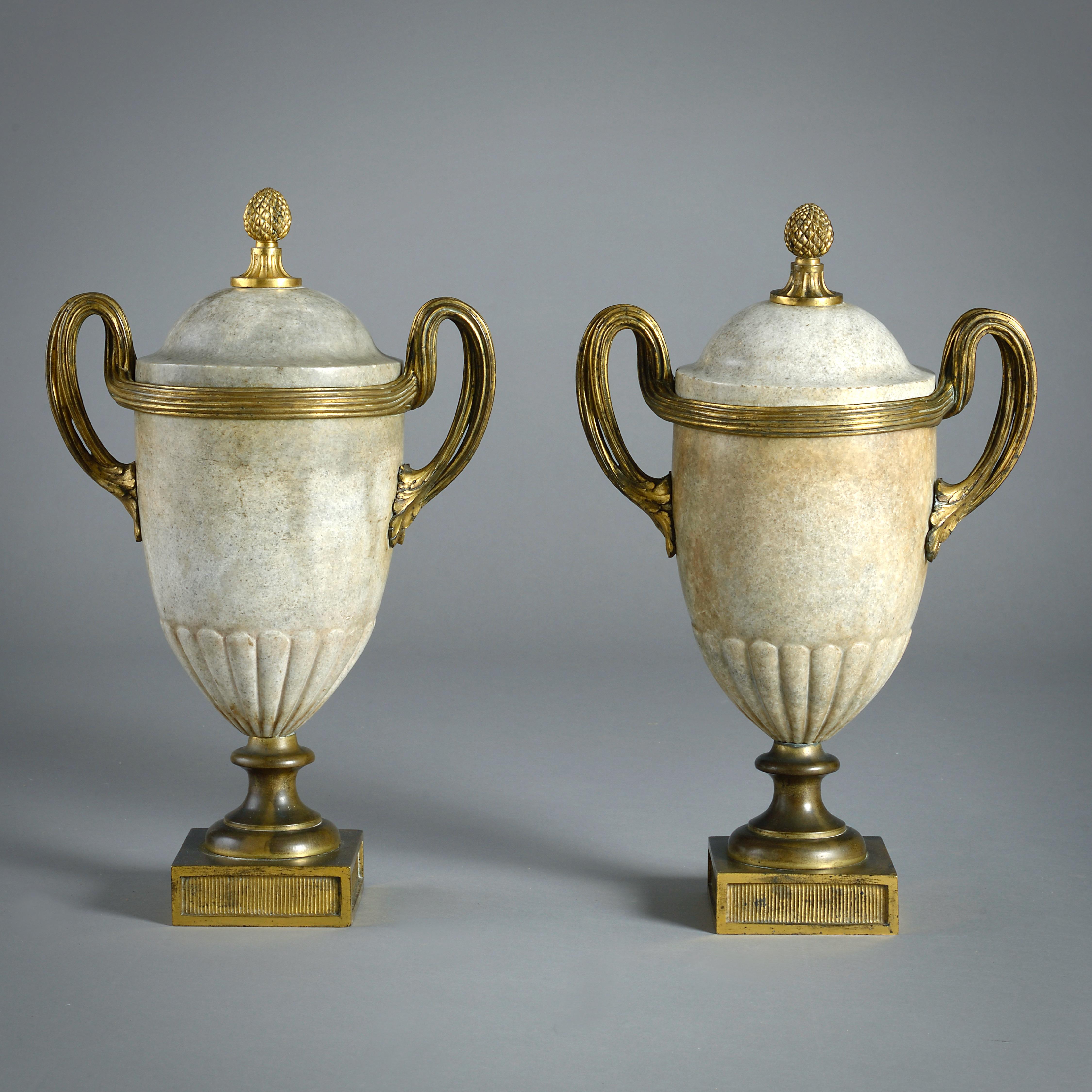 COPPIA DI VASI IN MARMO GRIGIO CRISTALLINO CON MONTATURA IN ORMOLU DI LUIGI XV, 1785 CIRCA.

Le basi della socla sono del XIX secolo.