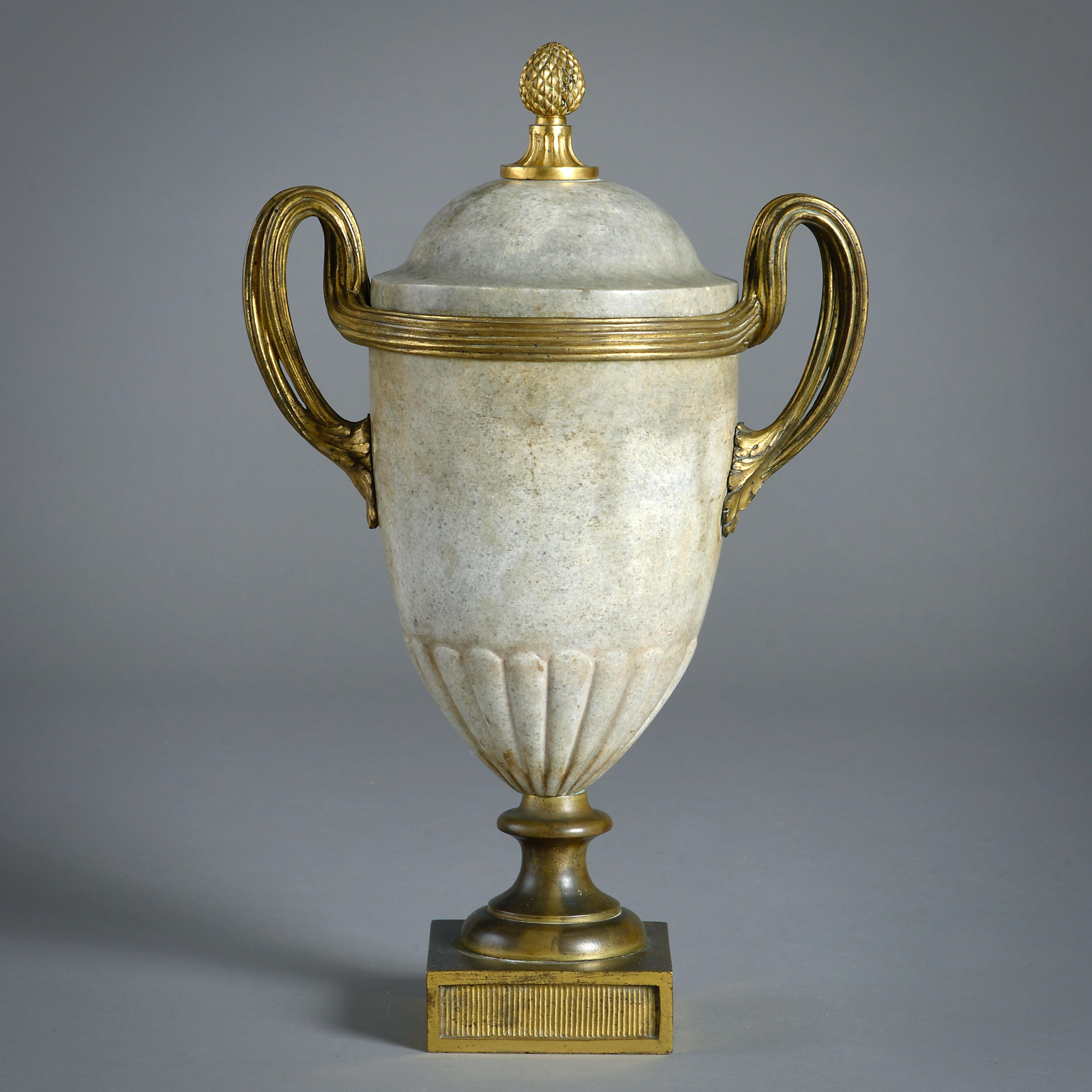 Similoro Coppia di vasi in marmo Luigi XVI con montatura in ormù in vendita