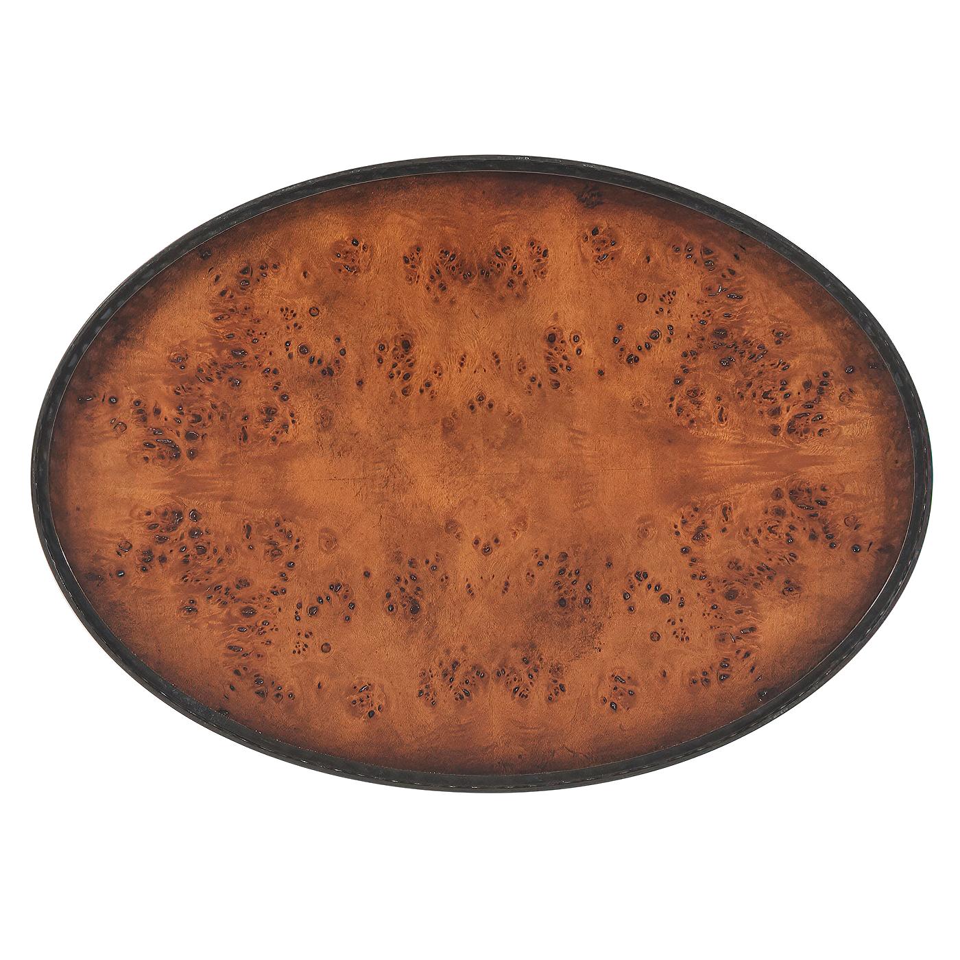 Ein ovaler Lampentisch im Louis XVI-Stil aus Pappelmaserholz, die Platte aus Maserknollenfurnier mit einer Galerie aus patiniertem Messing und einer ähnlichen Unterschicht über einer einzelnen Schublade mit gewölbtem Maserknollenfries, quadratische,