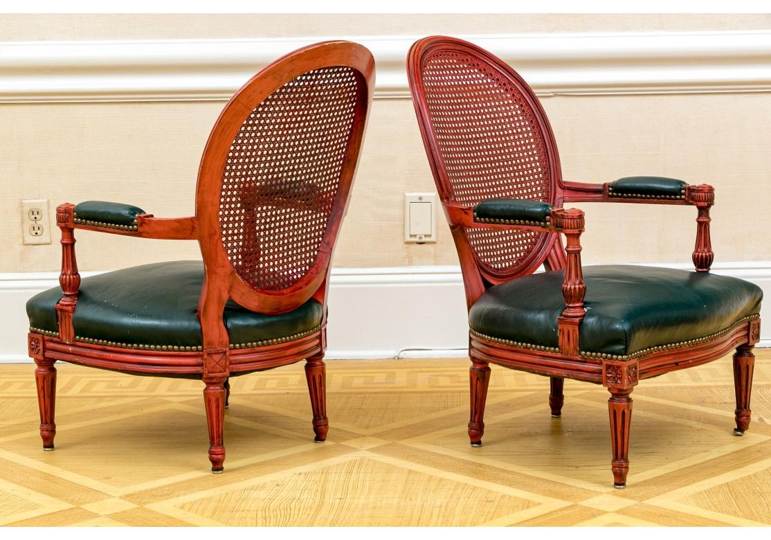 Coppia di poltrone da salotto basse decorate con vernice Louis Cane in vendita 4