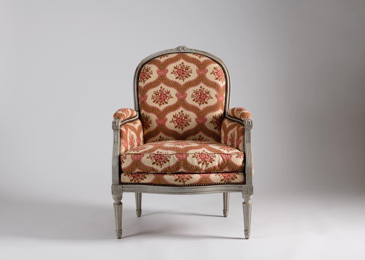 This extraordinary pair of 18th century bergères boast well-preserved painted wood frames, plush seats, backs and arms, and a new, patterned linen upholstery.

Provenance:
Private collection of Hubert de Givenchy, Paris.
Private collection of Mrs.