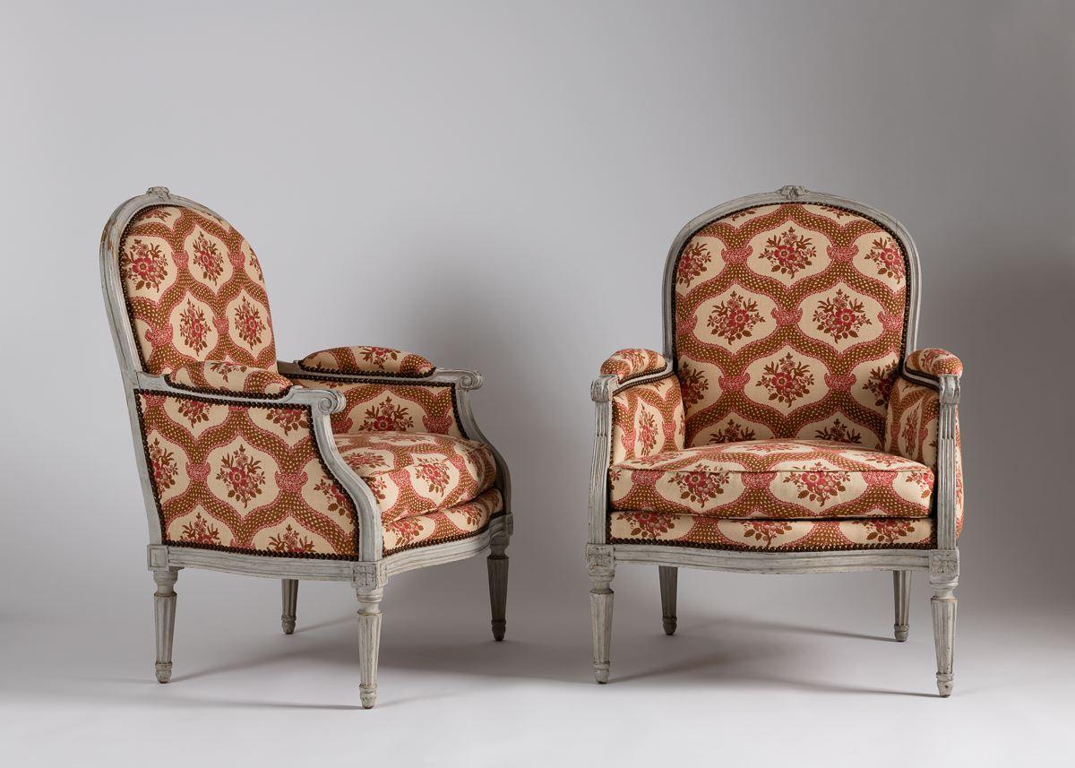 Late 18th Century Pair of Louis XVI Painted Bergère Armchairs, France, Circa 1770 For Sale