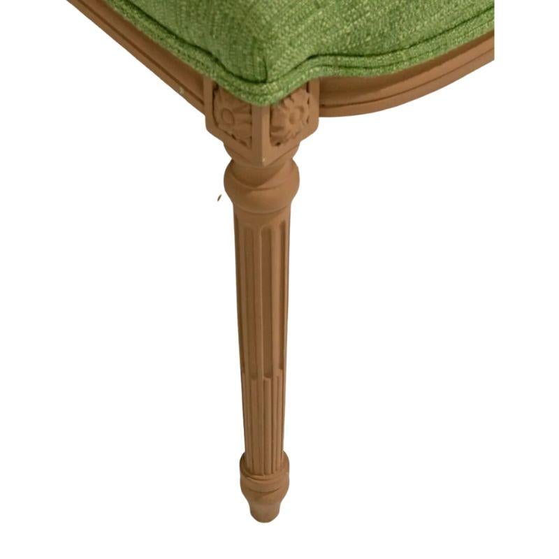 Ein Paar Louis XVI bemalte Beistellstühle mit grünen Stoffbezügen.  Das Paar Stühle mit quadratischer Rückenlehne hat einen neutral lackierten Rahmen und gerade, geriffelte, runde Beine mit einem geschnitzten Blumendekor innerhalb eines Quadrats am
