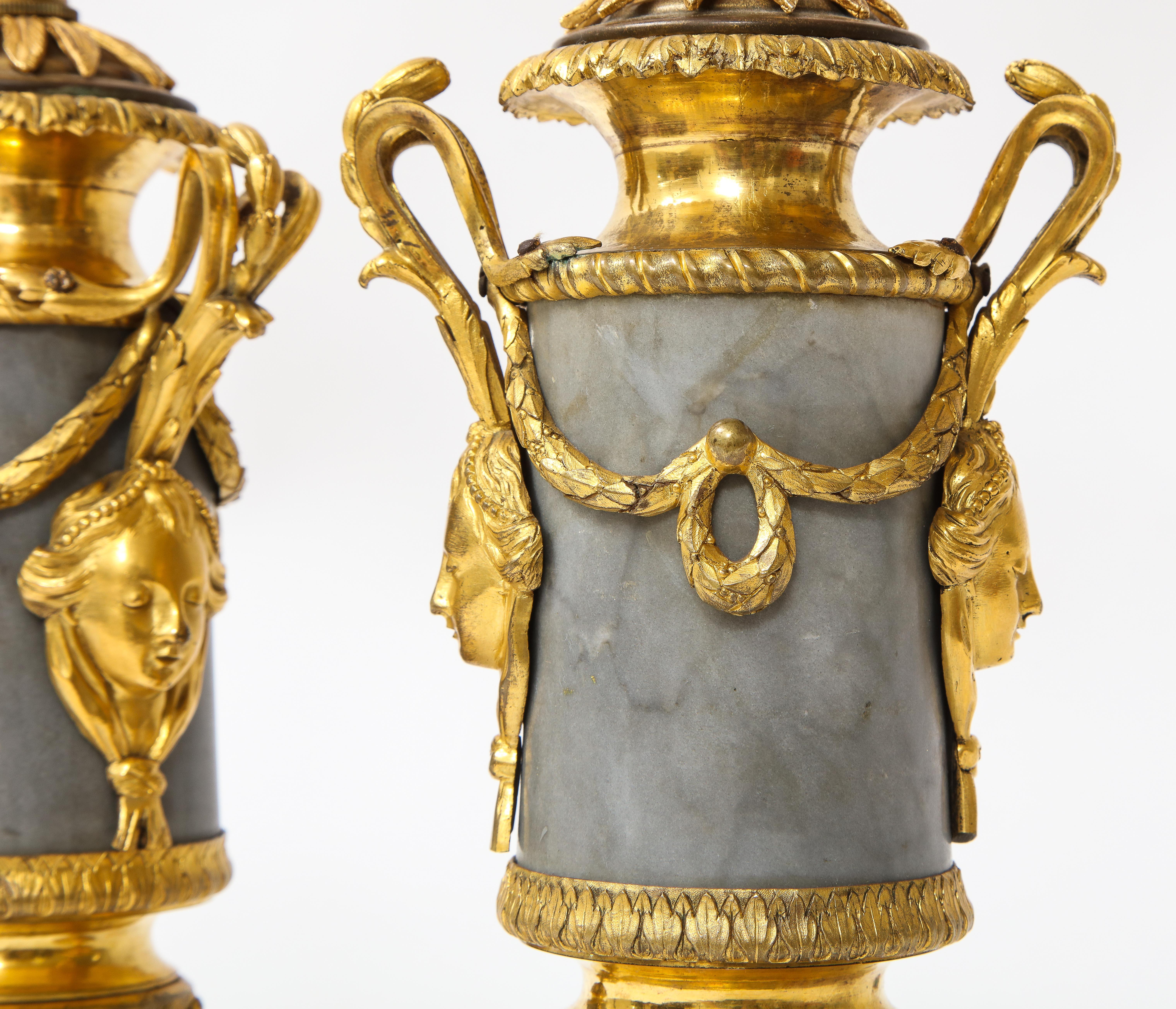 Pareja de lámparas de época Luis XVI montadas en bronce doré gris y mármol veteado negro en venta 5