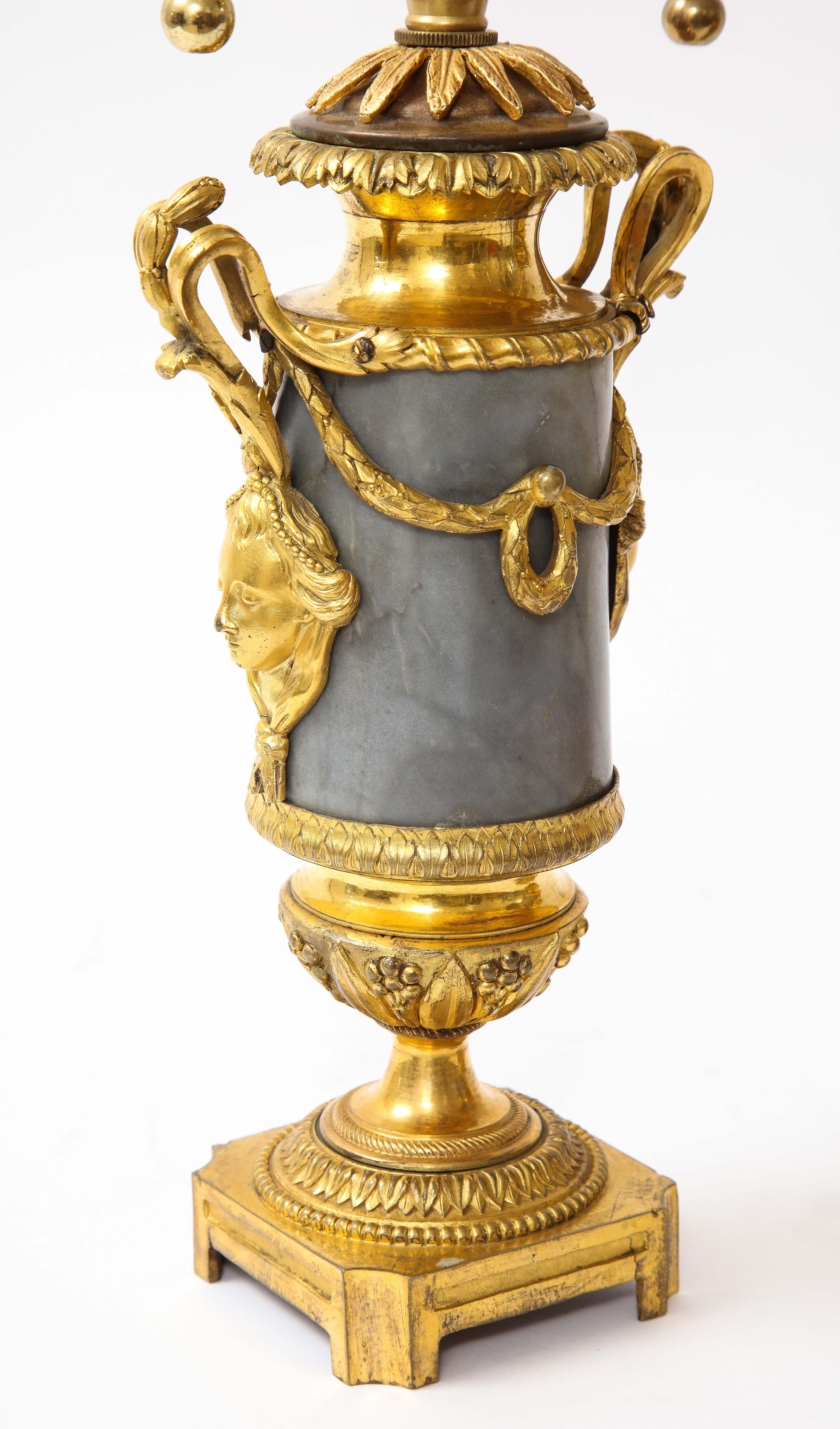Pareja de lámparas de época Luis XVI montadas en bronce doré gris y mármol veteado negro en venta 6