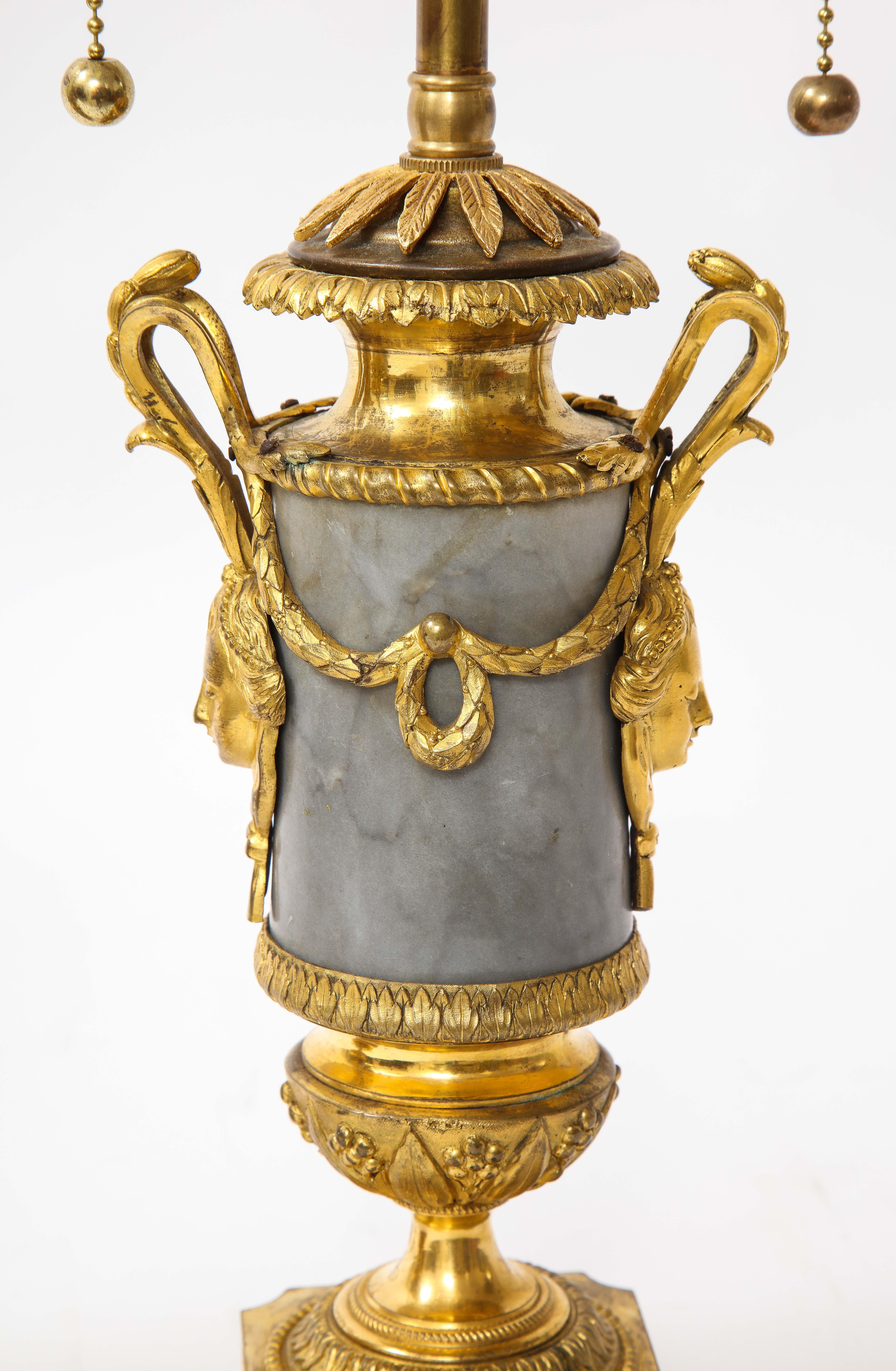 Paire de lampes d'époque Louis XVI en bronze doré monté sur marbre veiné gris et noir en vente 7
