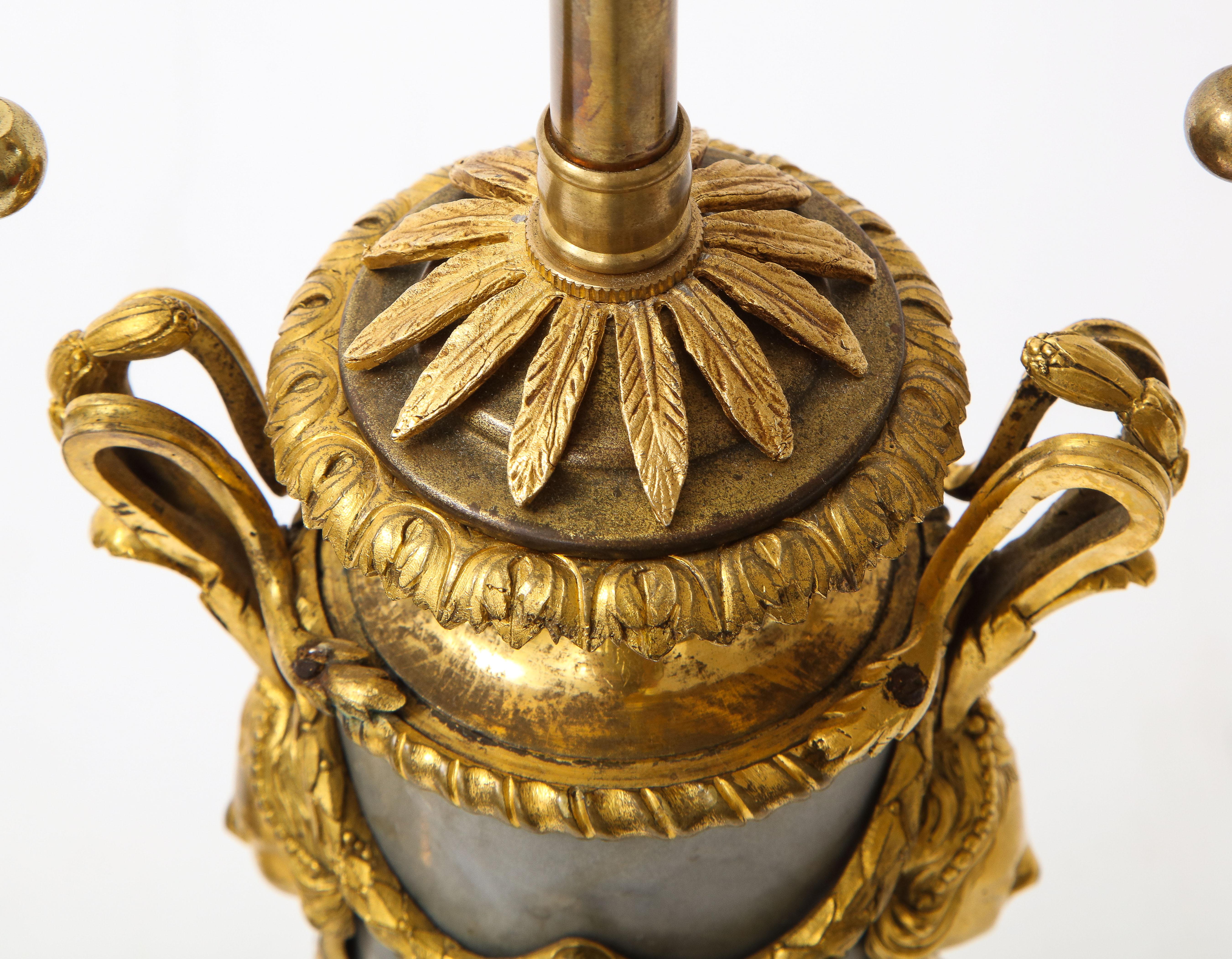Paire de lampes d'époque Louis XVI en bronze doré monté sur marbre veiné gris et noir en vente 8