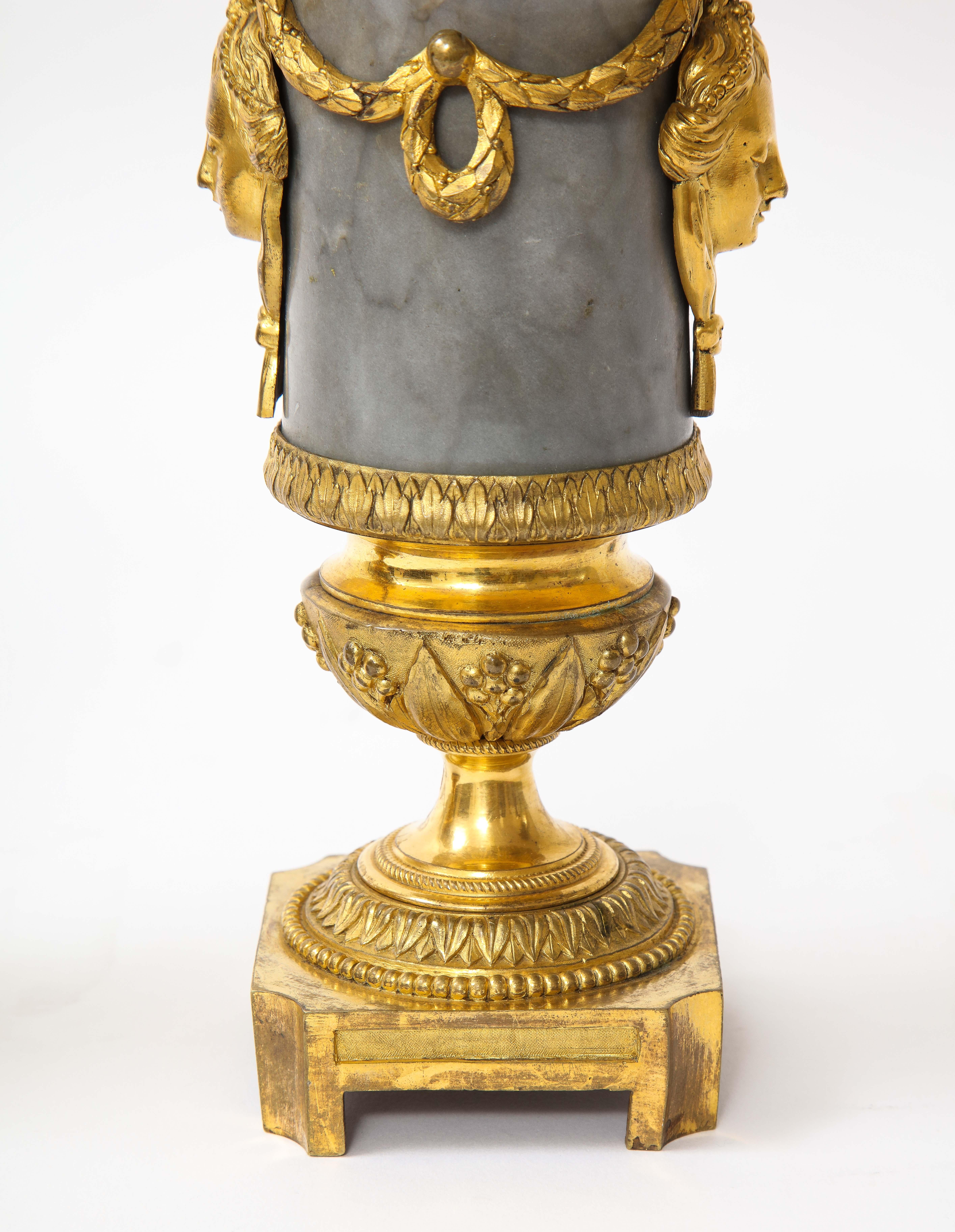 Pareja de lámparas de época Luis XVI montadas en bronce doré gris y mármol veteado negro en venta 9