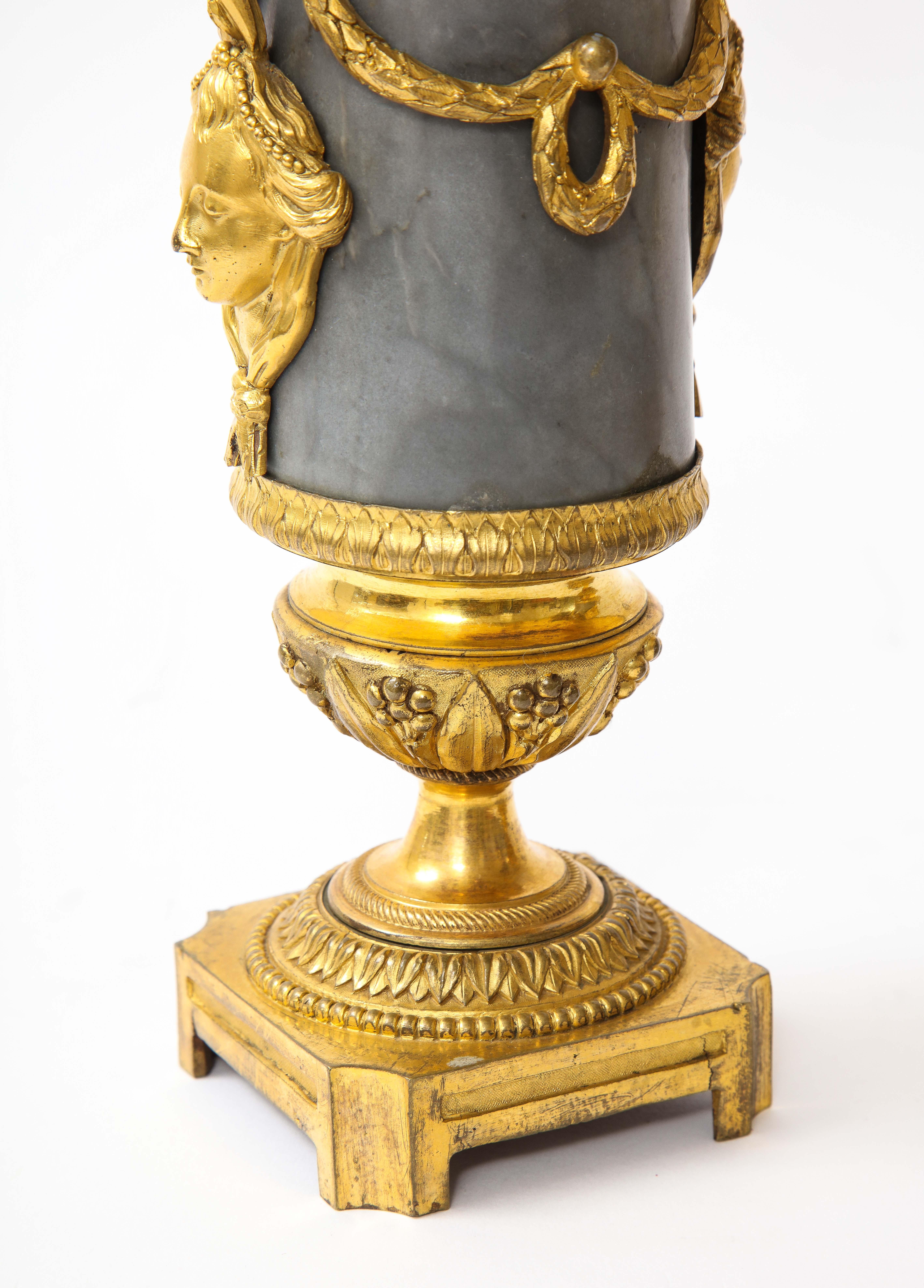 Paire de lampes d'époque Louis XVI en bronze doré monté sur marbre veiné gris et noir en vente 10
