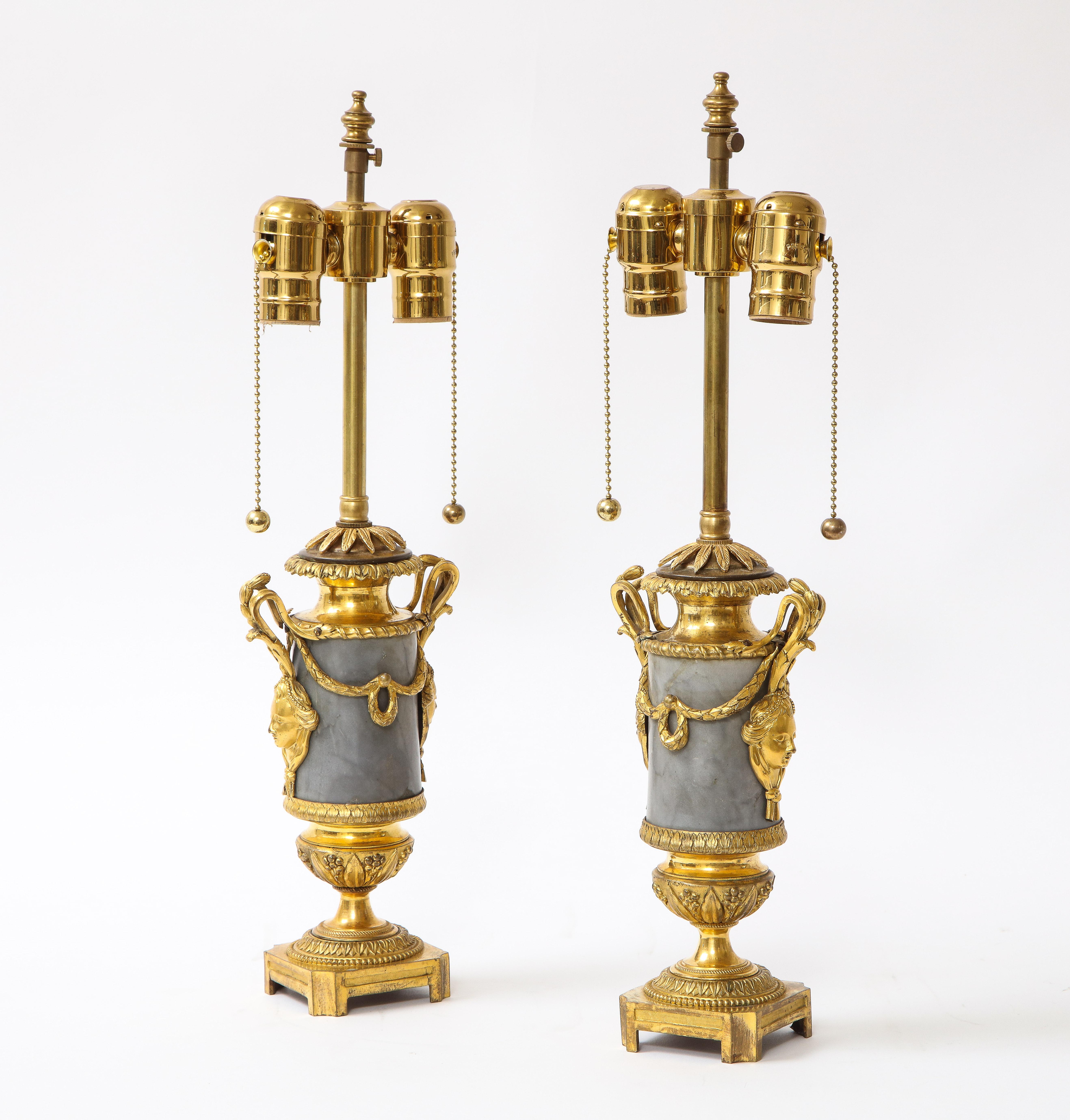 Pareja de lámparas de época Luis XVI montadas en bronce doré gris y mármol veteado negro Francés en venta