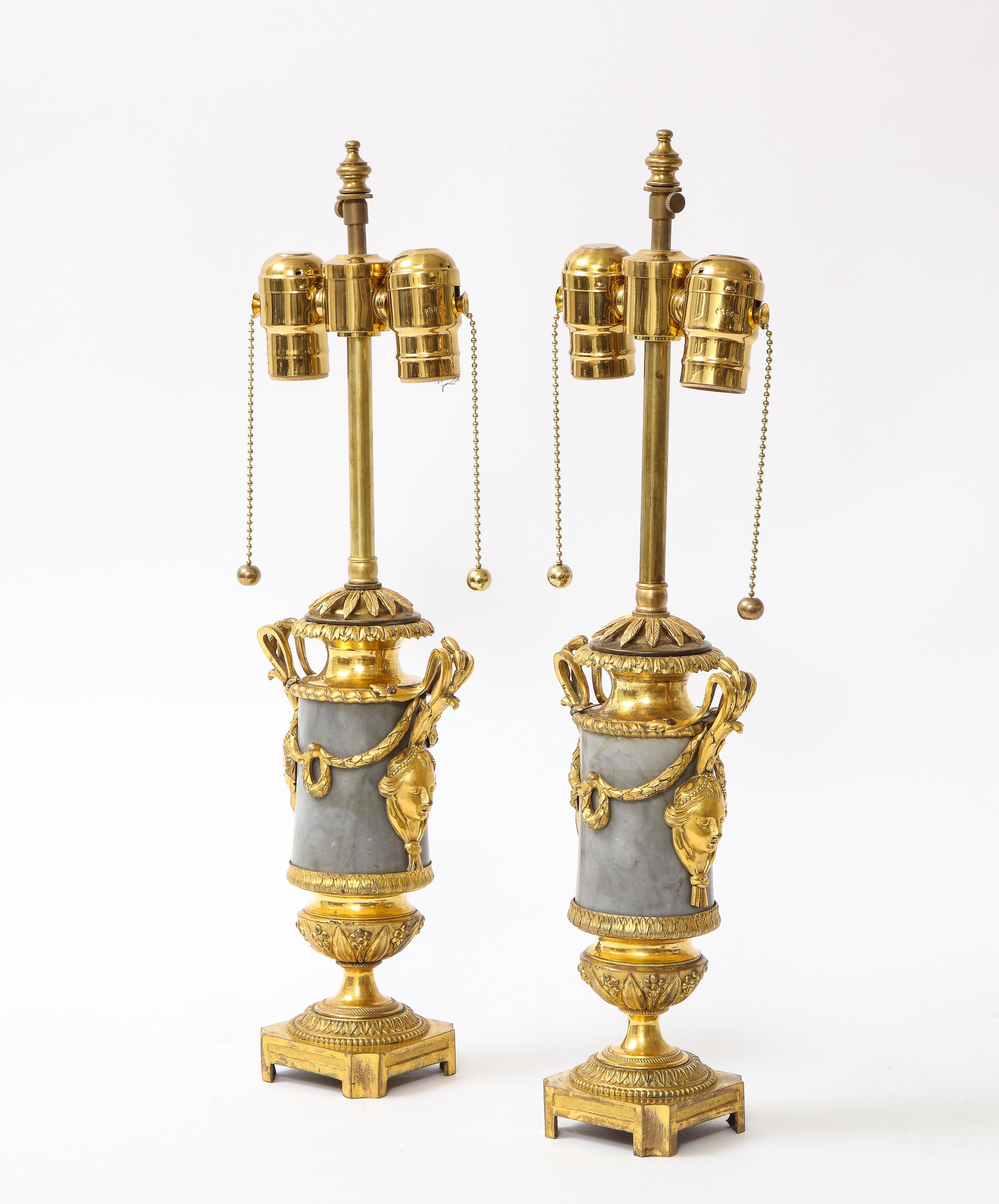 Pareja de lámparas de época Luis XVI montadas en bronce doré gris y mármol veteado negro Tallado a mano en venta