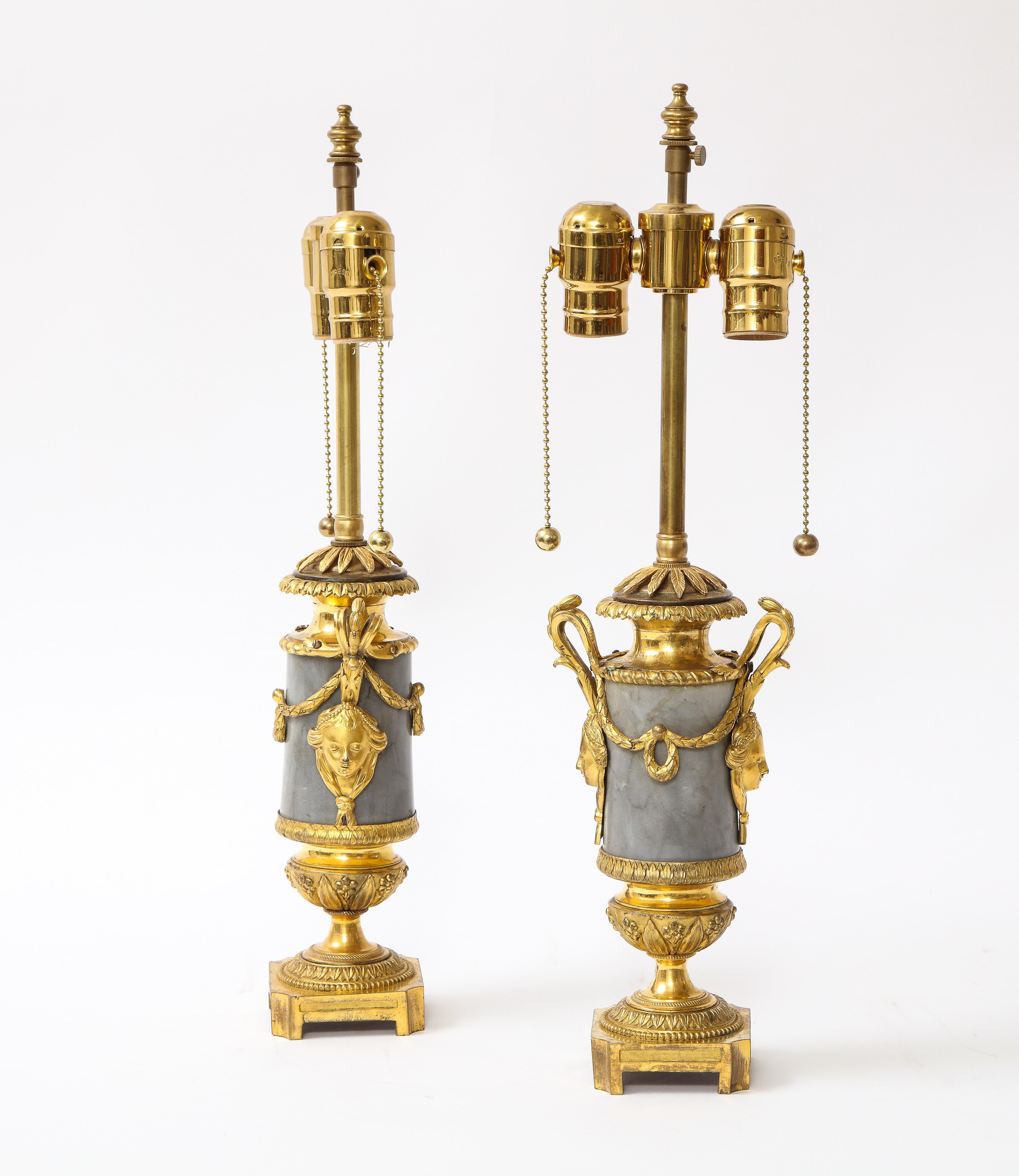 Pareja de lámparas de época Luis XVI montadas en bronce doré gris y mármol veteado negro en Bueno estado para la venta en New York, NY