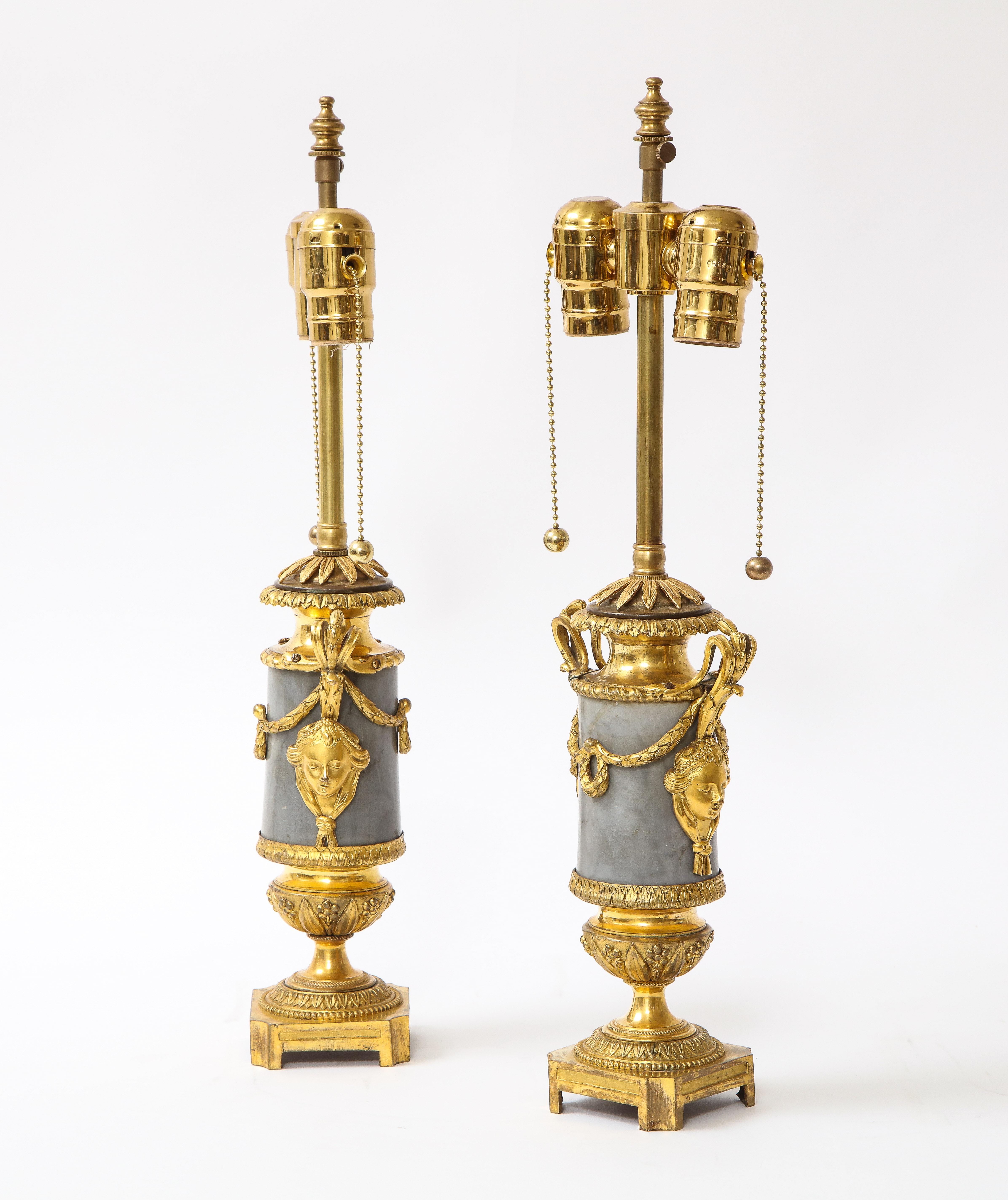 Pareja de lámparas de época Luis XVI montadas en bronce doré gris y mármol veteado negro siglo XVIII y antes en venta