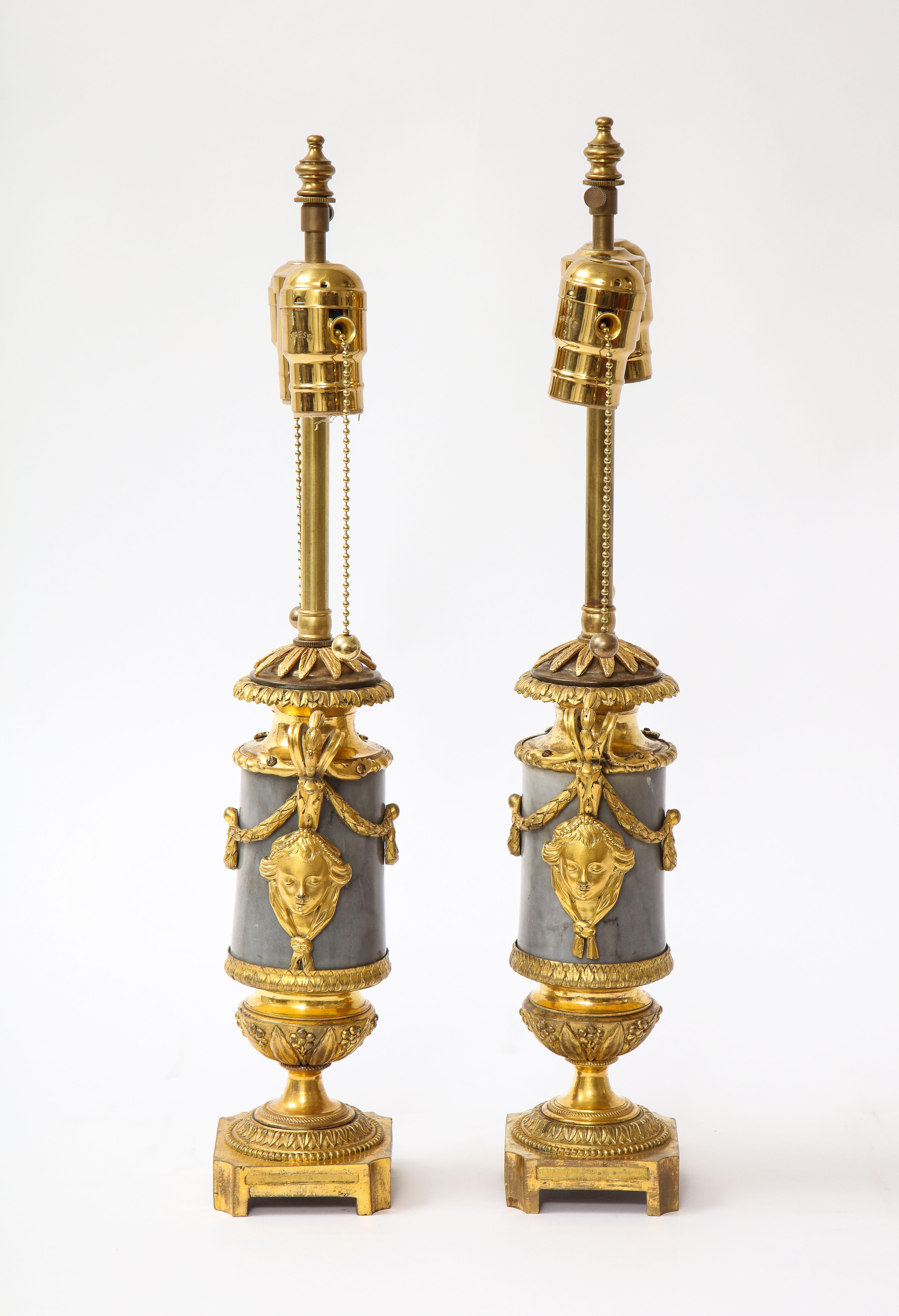 Pareja de lámparas de época Luis XVI montadas en bronce doré gris y mármol veteado negro Bronce en venta