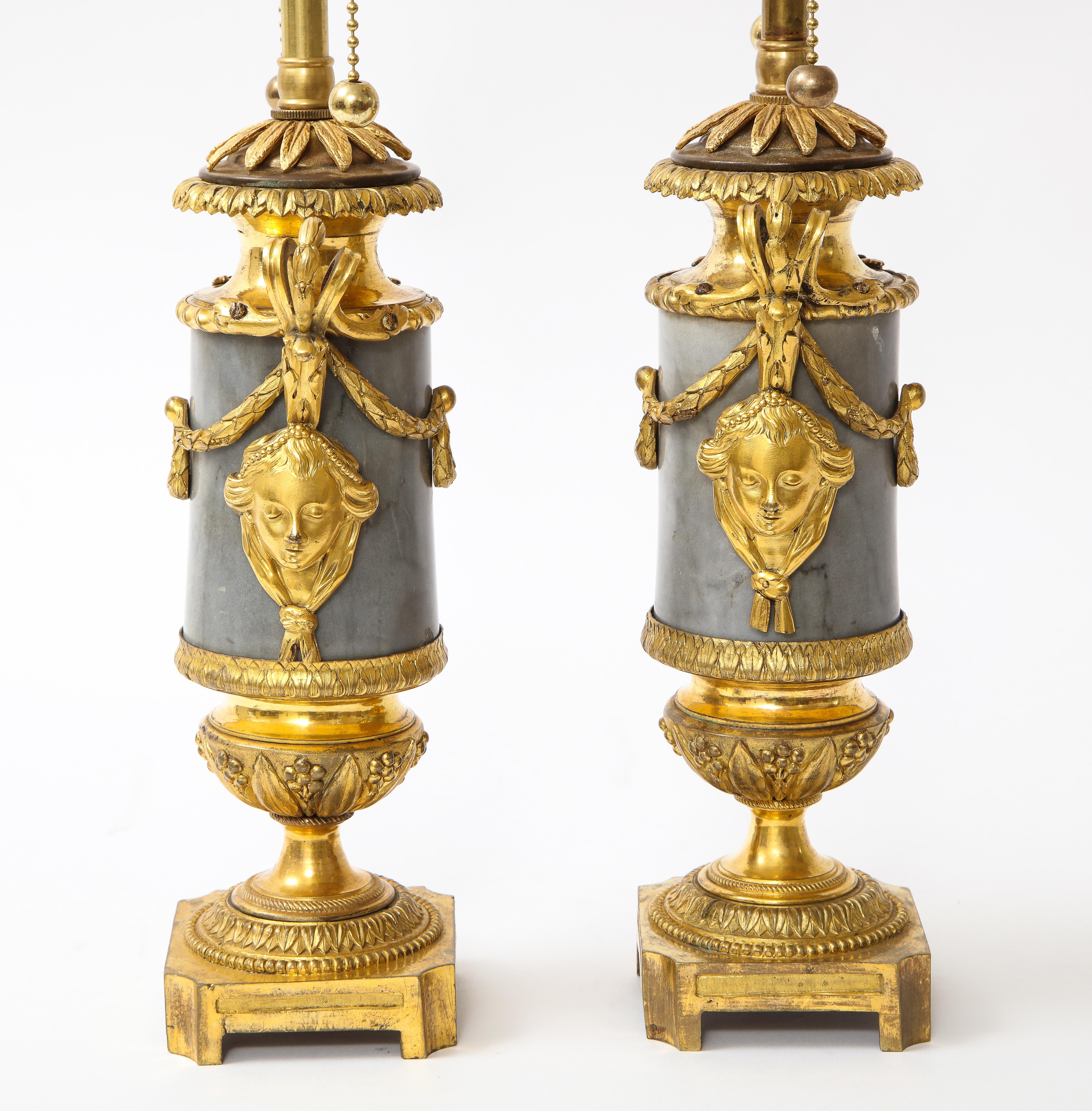 Pareja de lámparas de época Luis XVI montadas en bronce doré gris y mármol veteado negro en venta 2