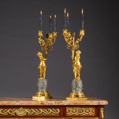 Paar figurale Kandelaber aus vergoldeter Bronze und Marmor aus der Zeit Ludwigs XVI., Frankreich 1780